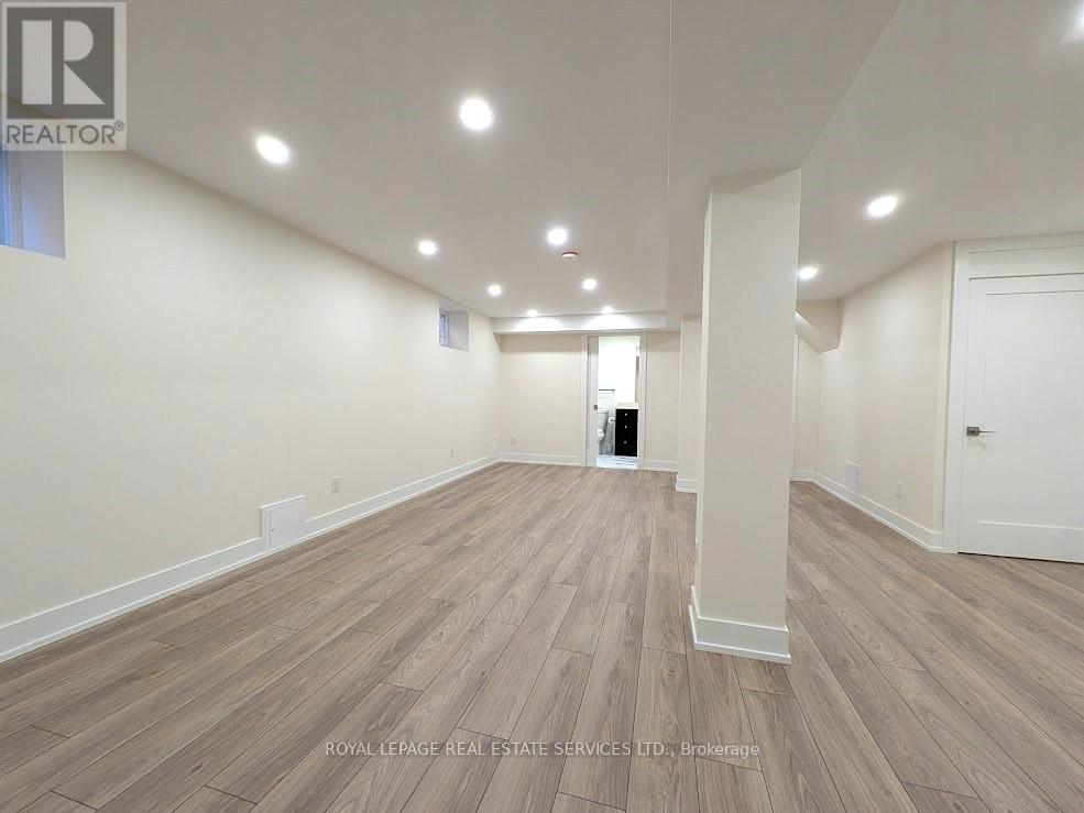 












65 VILLAGEWOOD COURT

,
Vaughan,




Ontario
L4L8V9

