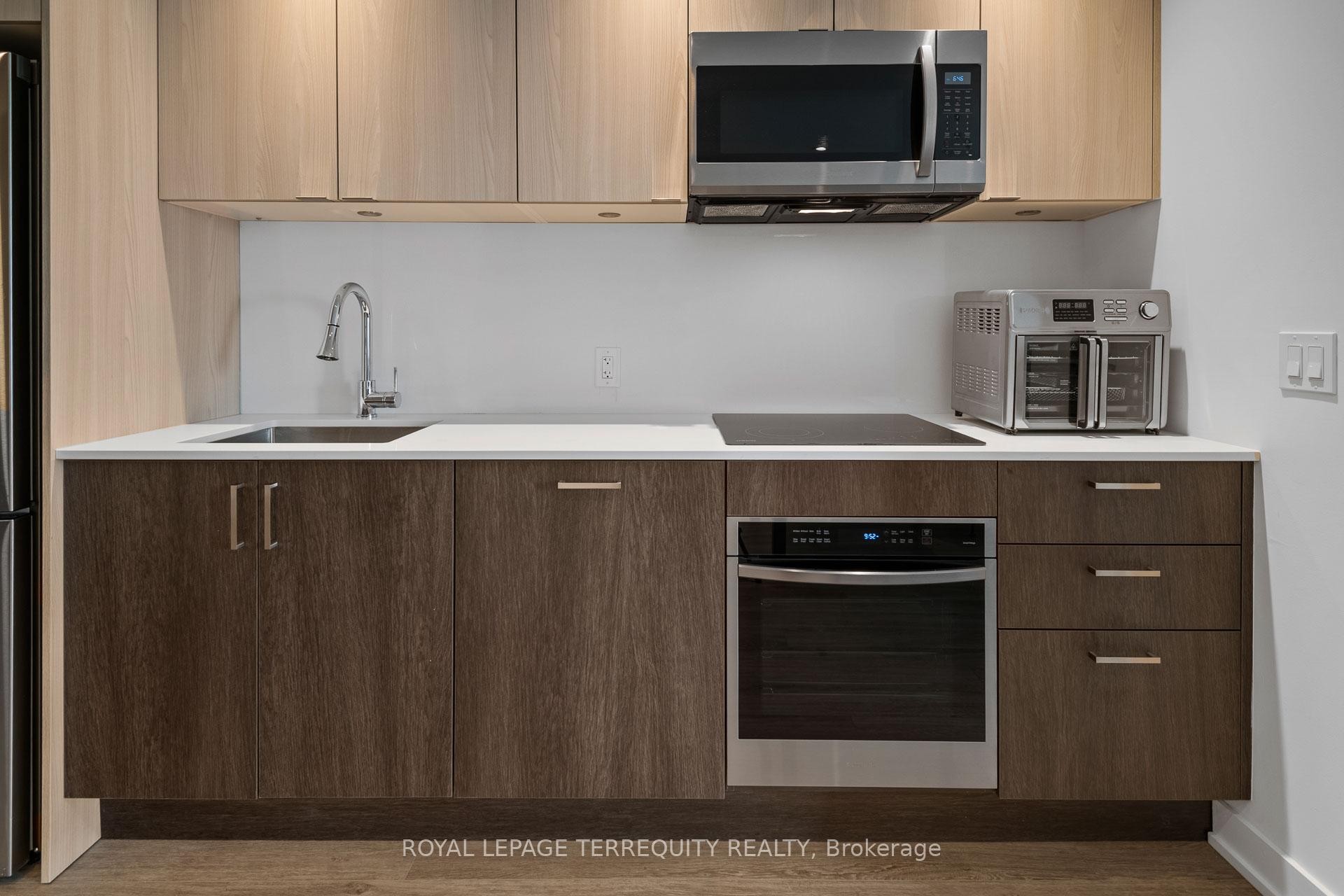 









1928


lakeshore

Boulevard West, 2506,
Toronto,




ON
M6S 0B1

