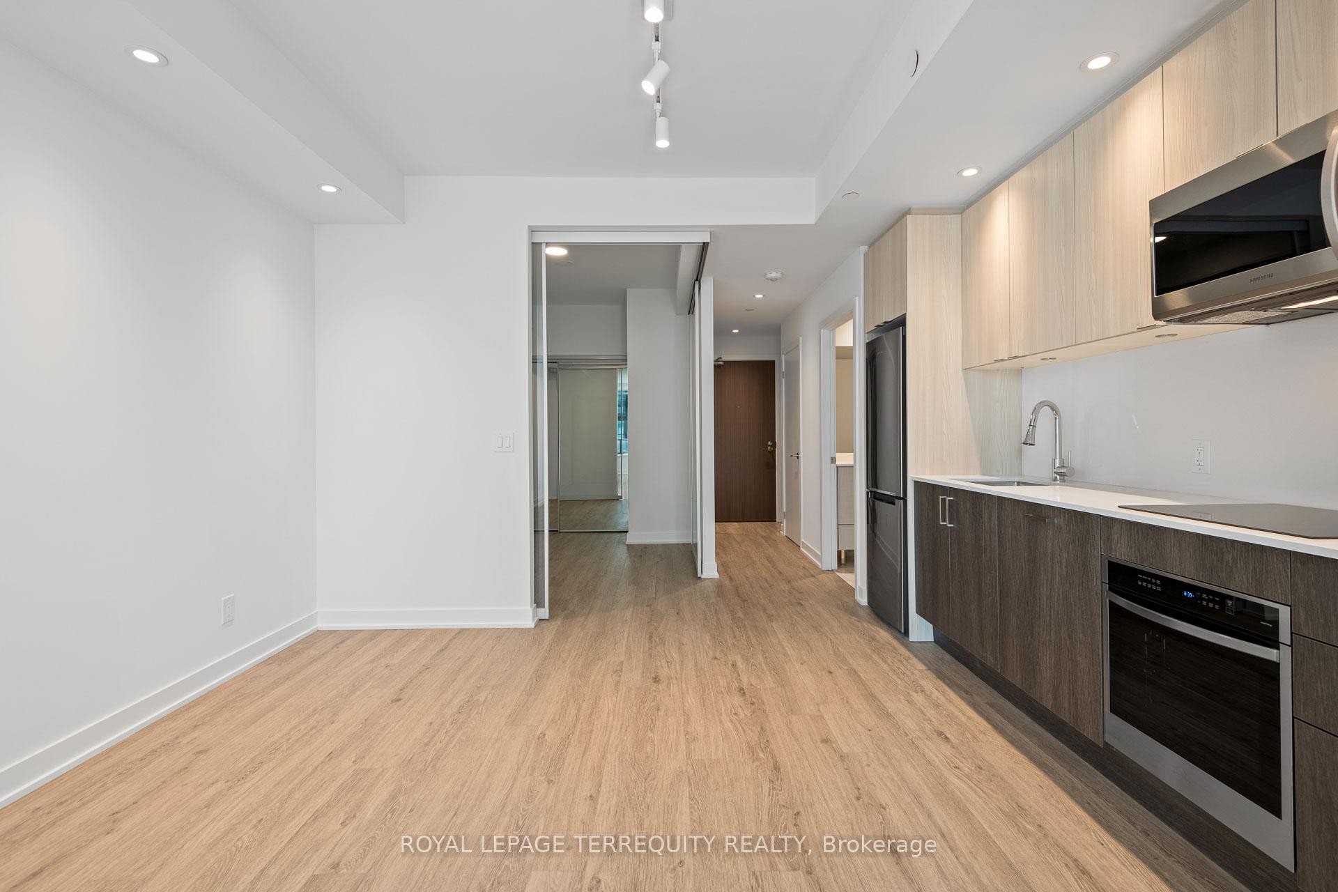 









1928


lakeshore

Boulevard West, 2506,
Toronto,




ON
M6S 0B1

