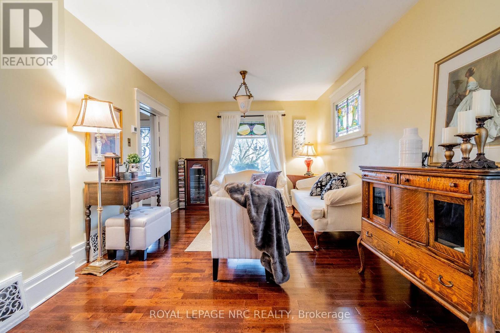 












6107 BARKER STREET

,
Niagara Falls (Dorchester),




Ontario
L2G1Y5

