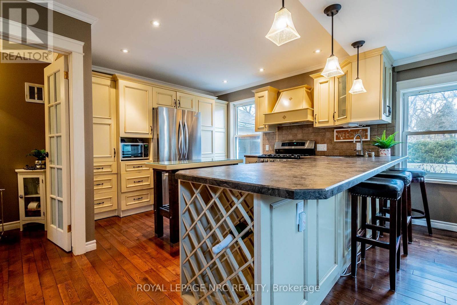 












6107 BARKER STREET

,
Niagara Falls (Dorchester),




Ontario
L2G1Y5

