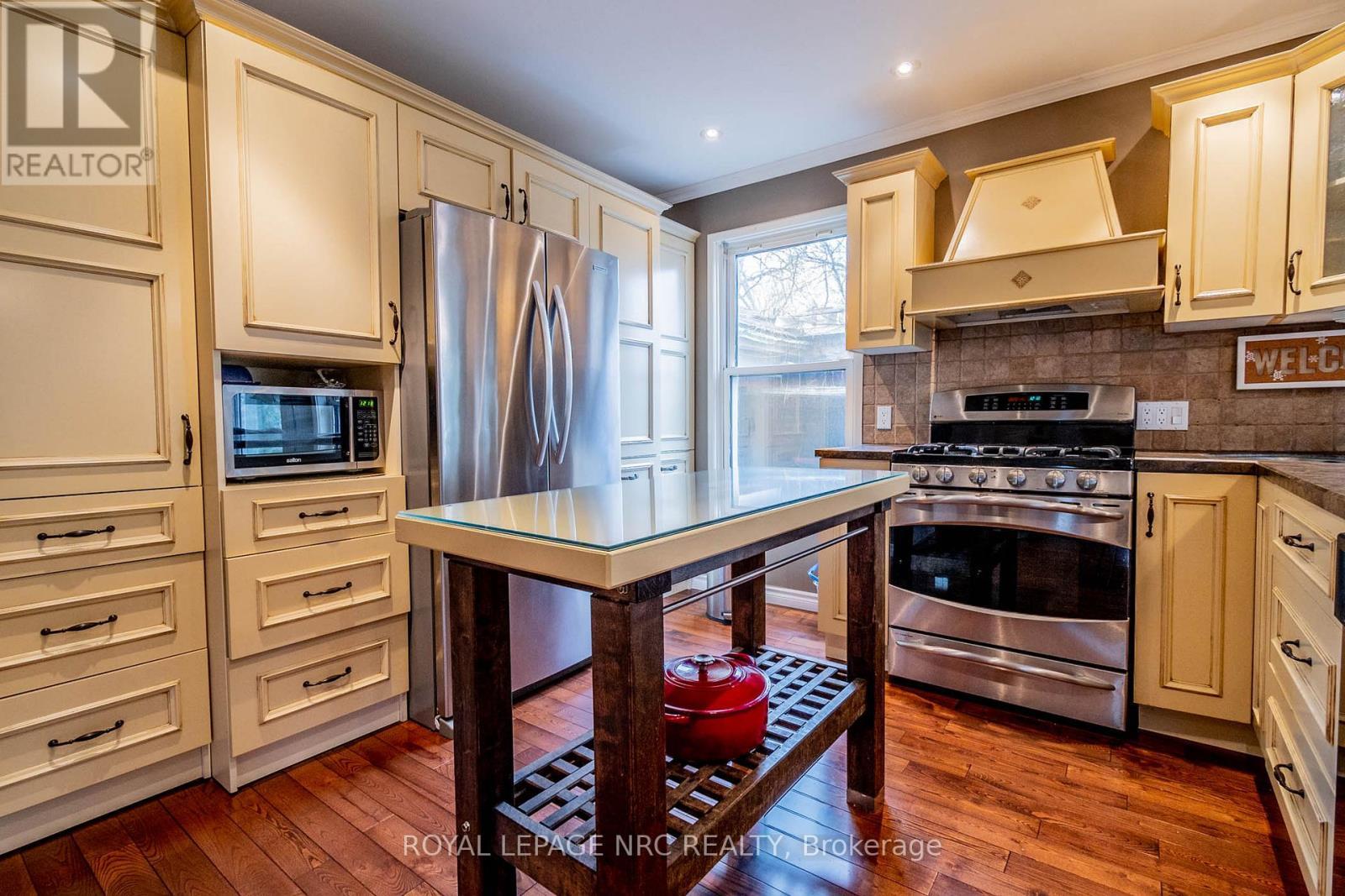 












6107 BARKER STREET

,
Niagara Falls (Dorchester),




Ontario
L2G1Y5

