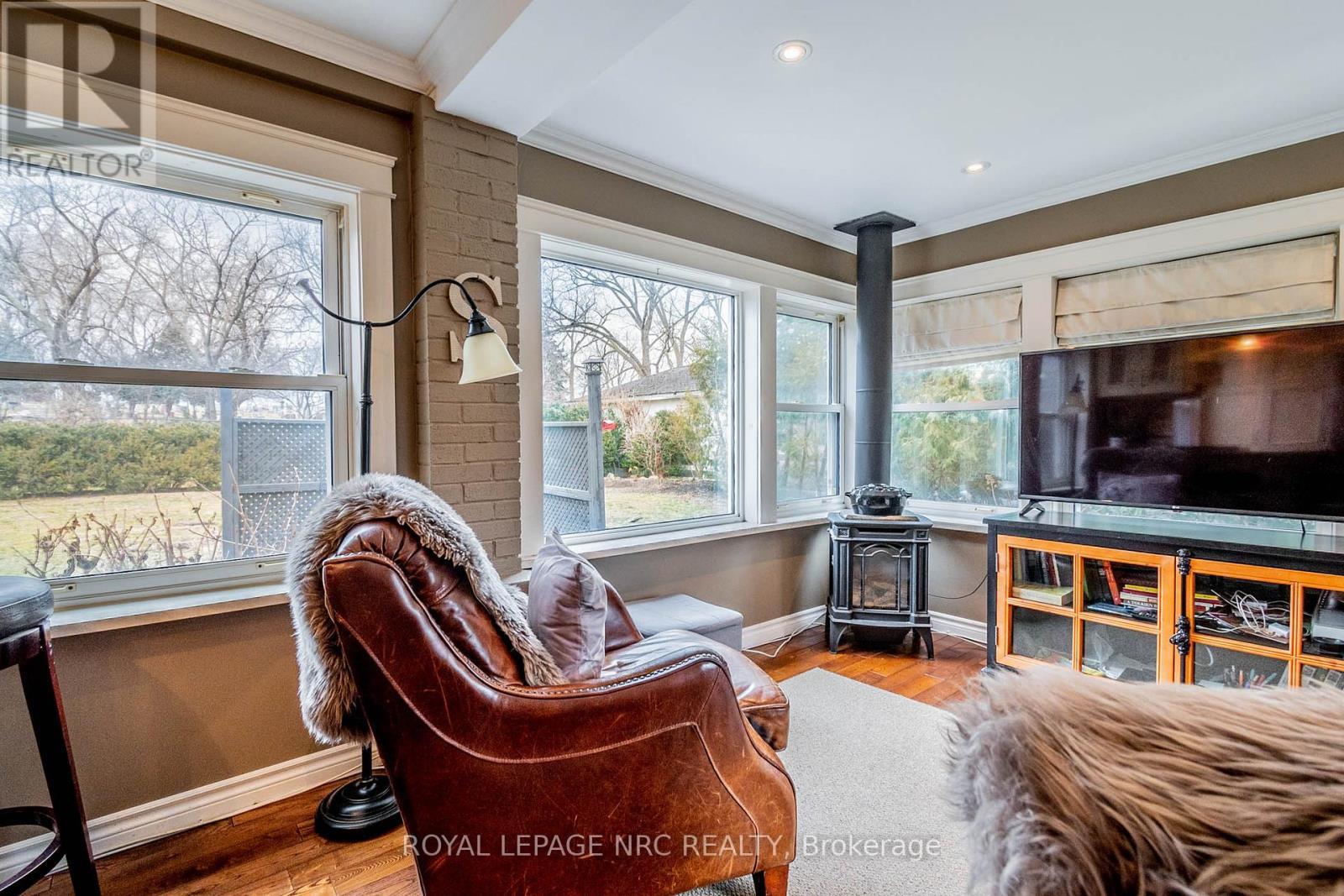 












6107 BARKER STREET

,
Niagara Falls (Dorchester),




Ontario
L2G1Y5

