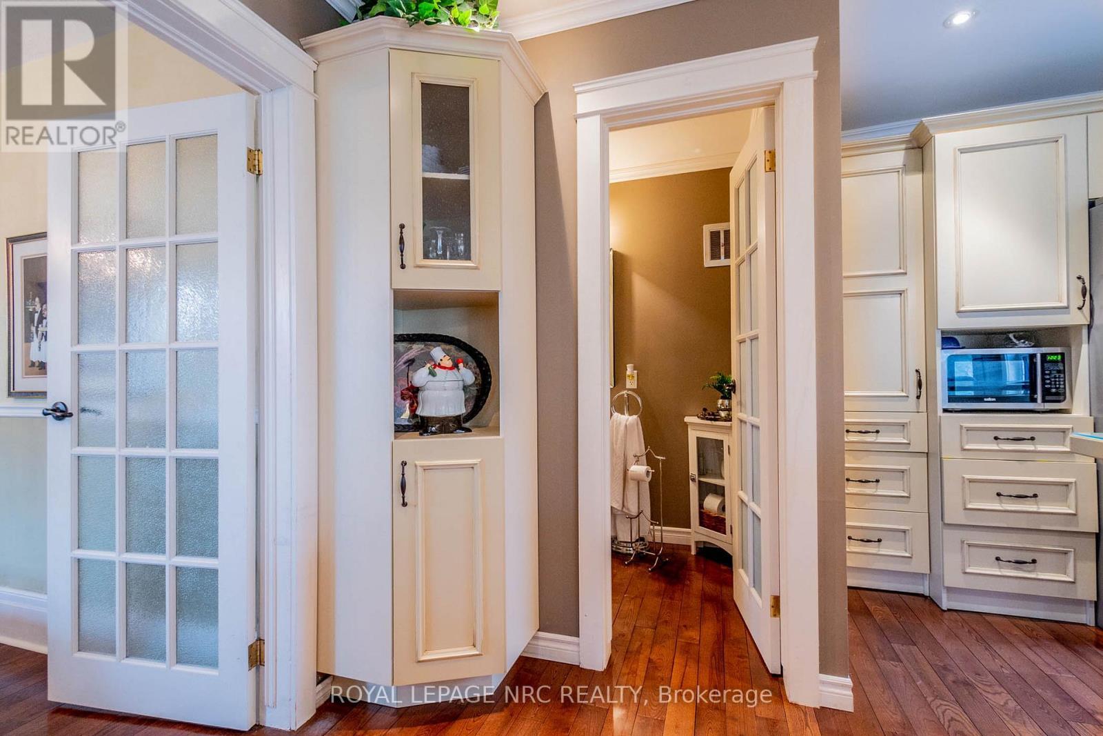 












6107 BARKER STREET

,
Niagara Falls (Dorchester),




Ontario
L2G1Y5

