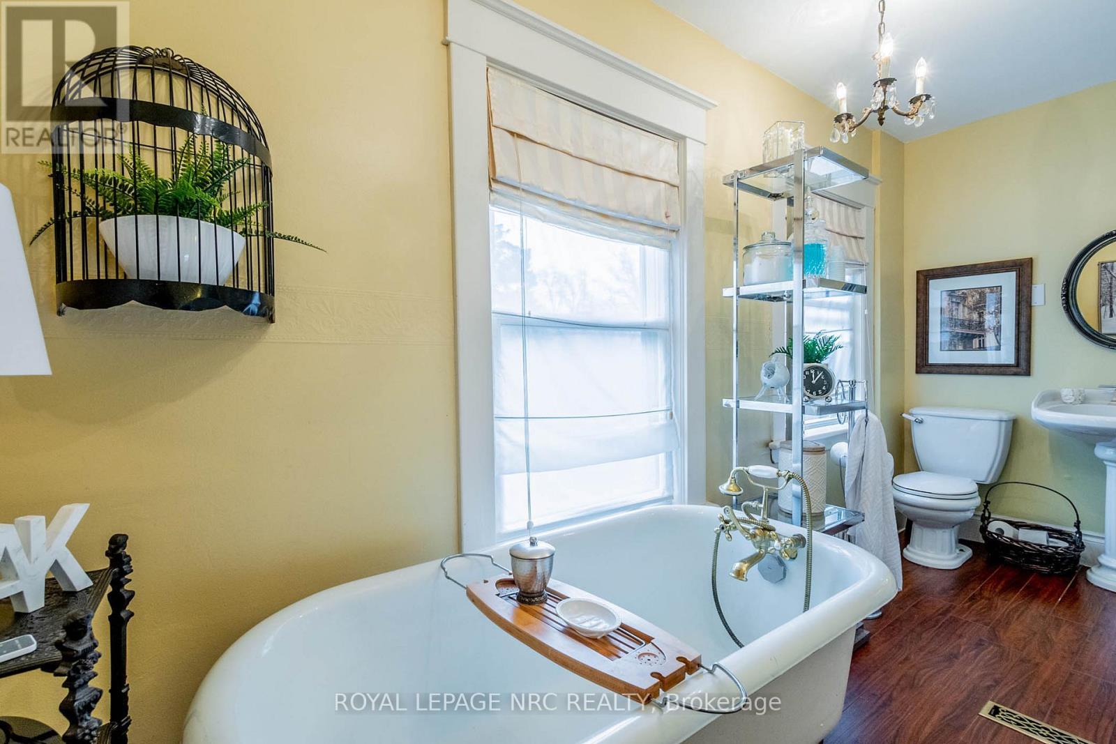 












6107 BARKER STREET

,
Niagara Falls (Dorchester),




Ontario
L2G1Y5

