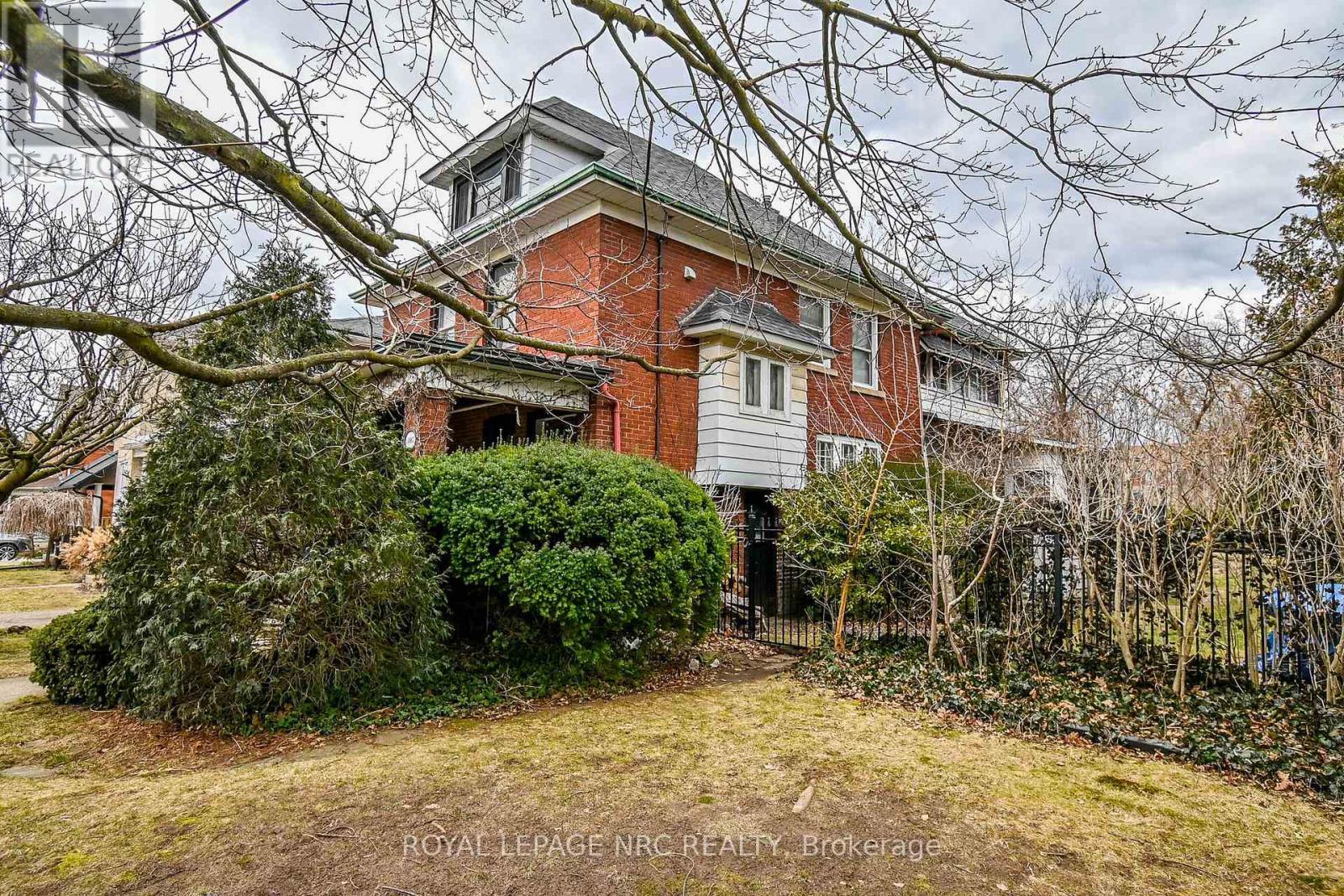 












6107 BARKER STREET

,
Niagara Falls (Dorchester),




Ontario
L2G1Y5

