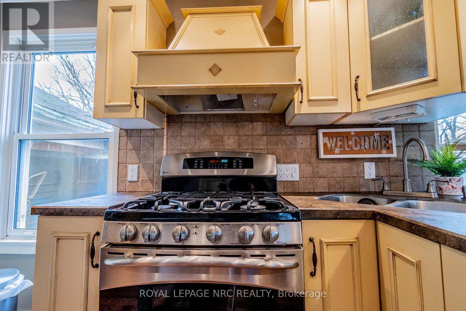












6107 BARKER STREET

,
Niagara Falls (Dorchester),




Ontario
L2G1Y5

