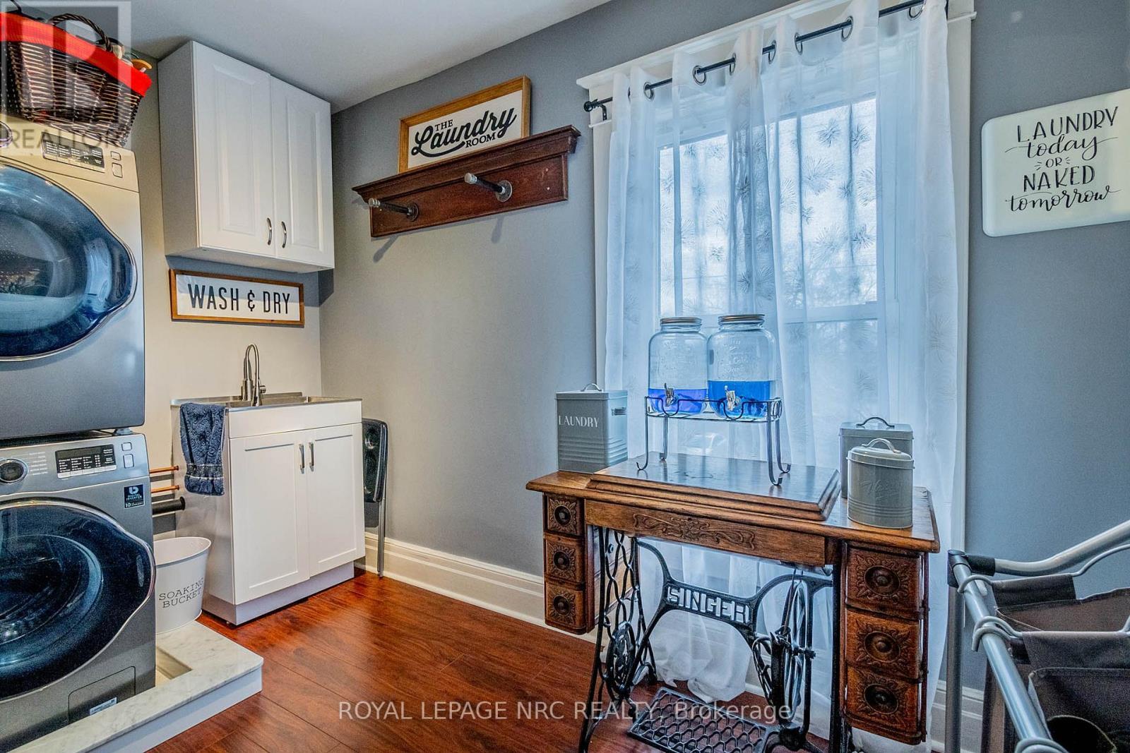 












6107 BARKER STREET

,
Niagara Falls (Dorchester),




Ontario
L2G1Y5

