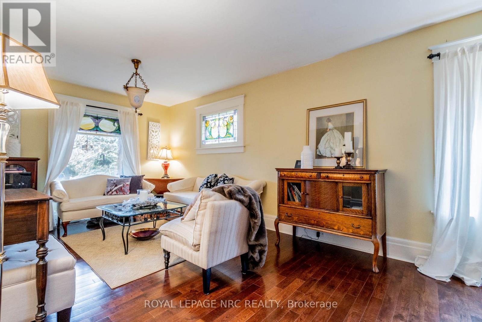 












6107 BARKER STREET

,
Niagara Falls (Dorchester),




Ontario
L2G1Y5

