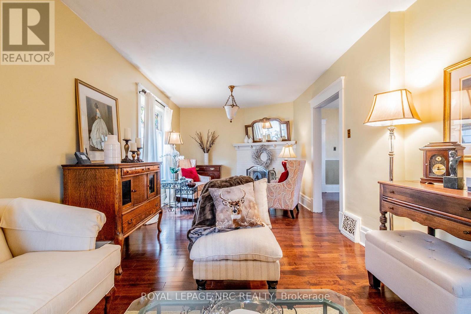 












6107 BARKER STREET

,
Niagara Falls (Dorchester),




Ontario
L2G1Y5

