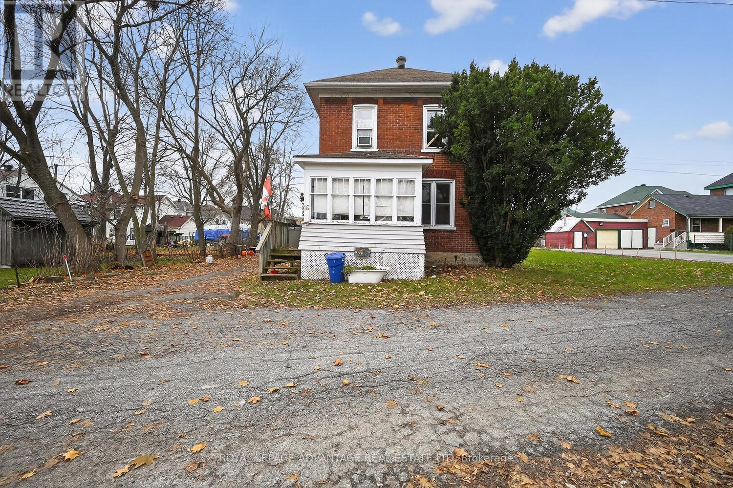 












16 MARY STREET N

,
Smiths Falls,




Ontario
K7A3R8

