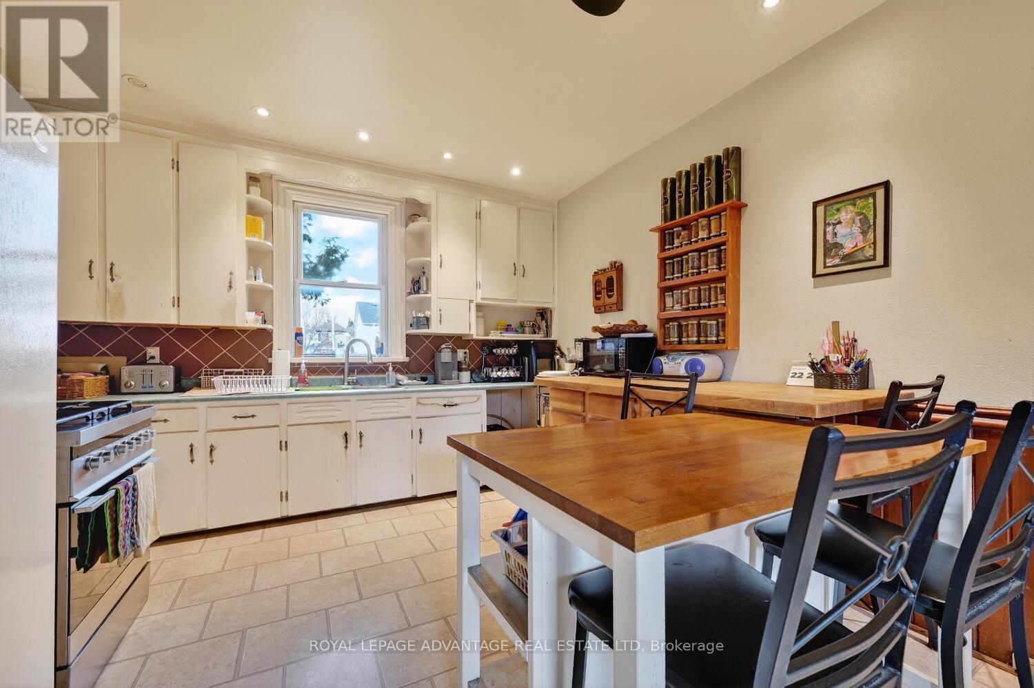 












16 MARY STREET N

,
Smiths Falls,




Ontario
K7A3R8

