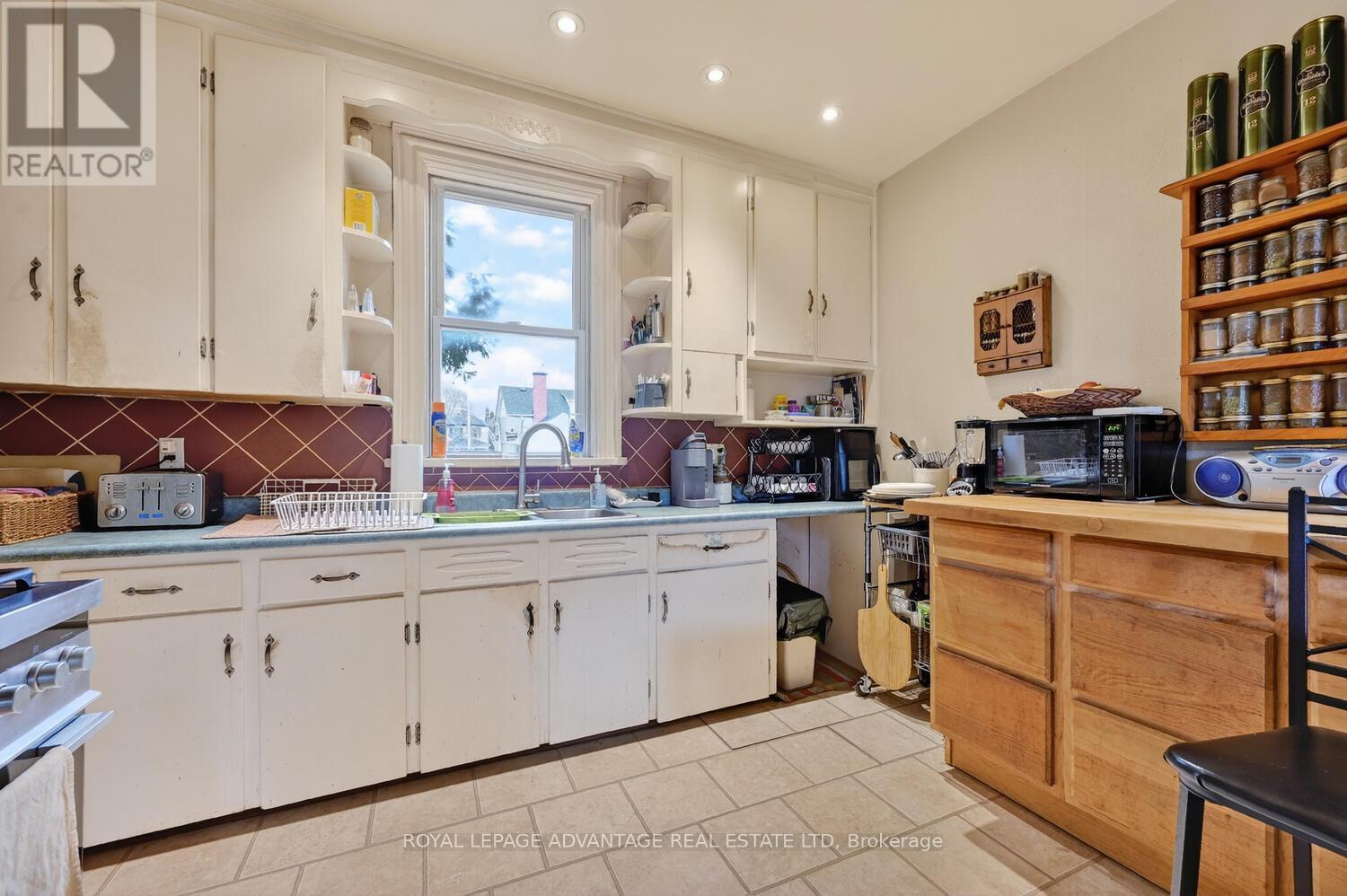 












16 MARY STREET N

,
Smiths Falls,




Ontario
K7A3R8

