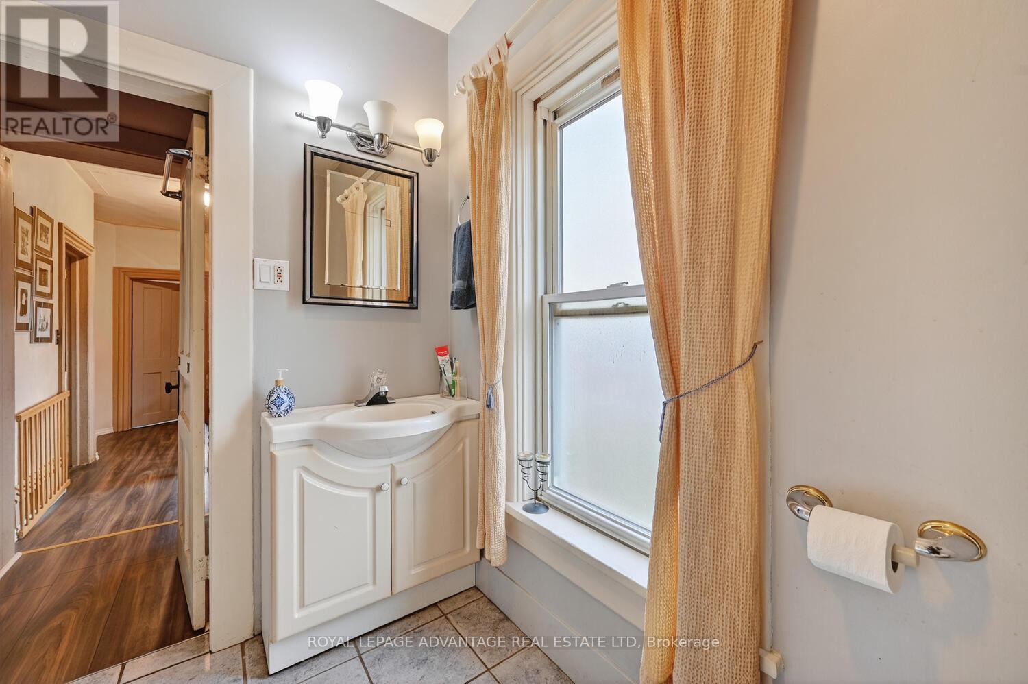 












16 MARY STREET N

,
Smiths Falls,




Ontario
K7A3R8

