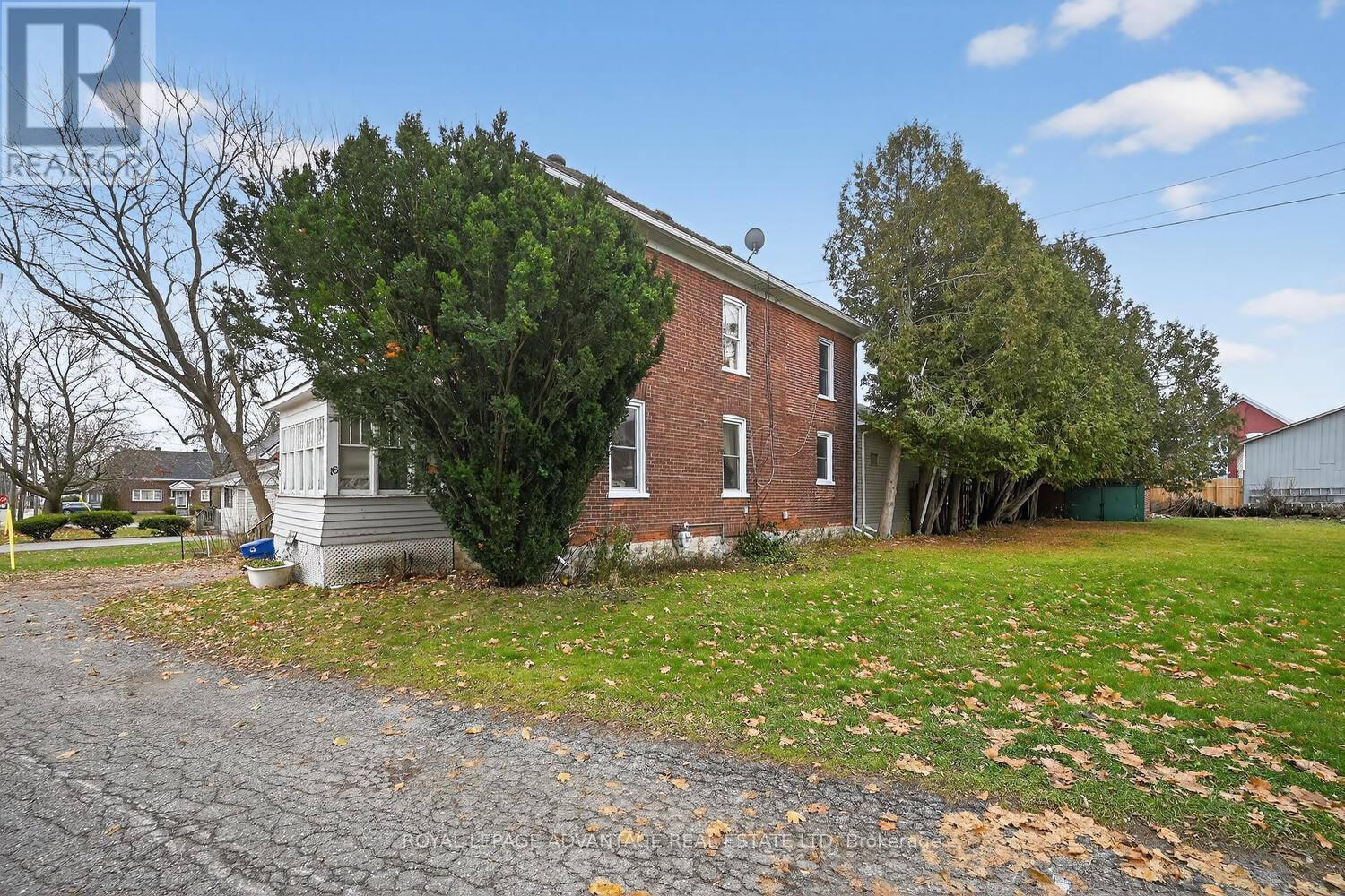 












16 MARY STREET N

,
Smiths Falls,




Ontario
K7A3R8

