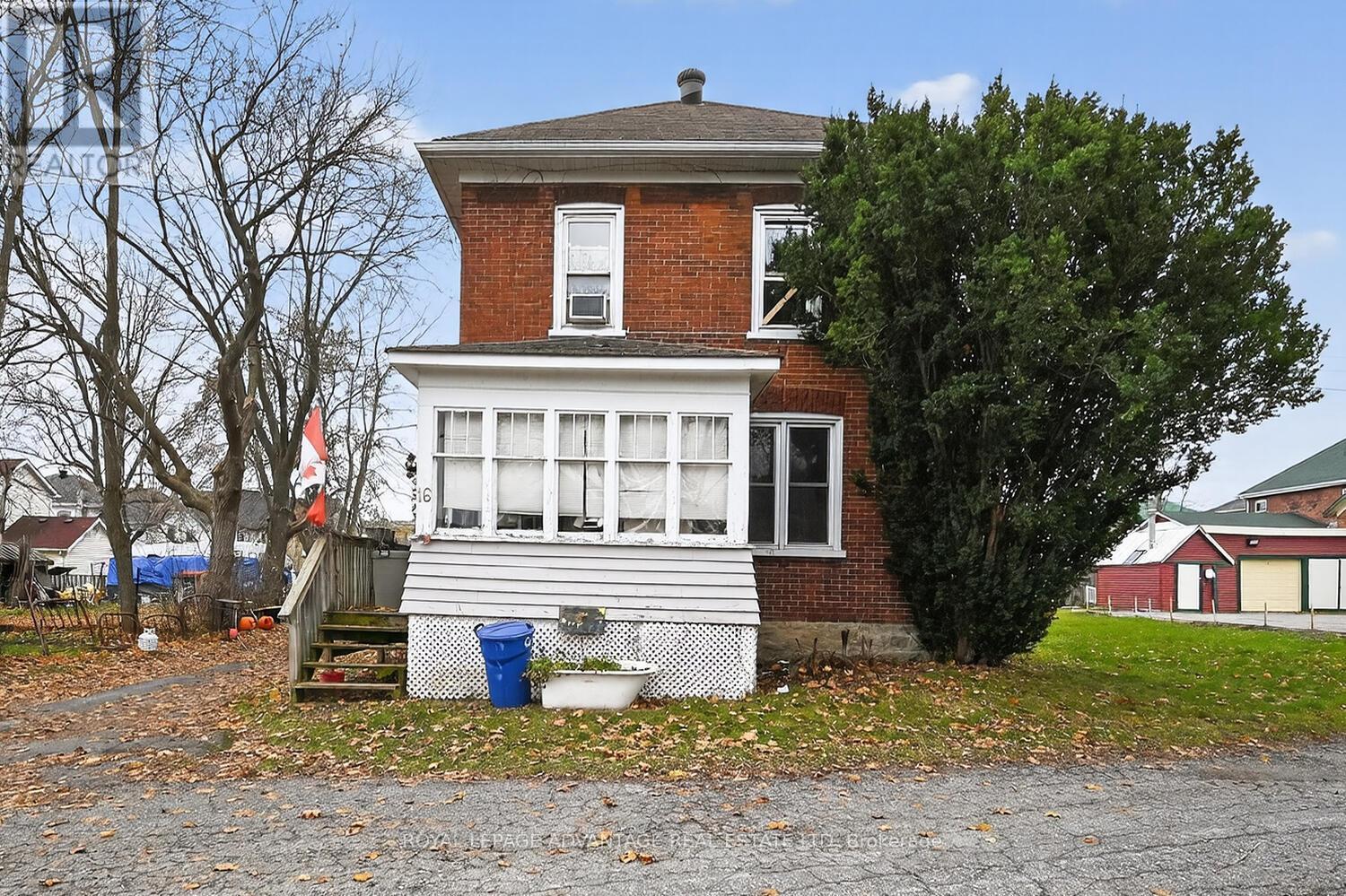 












16 MARY STREET N

,
Smiths Falls,




Ontario
K7A3R8

