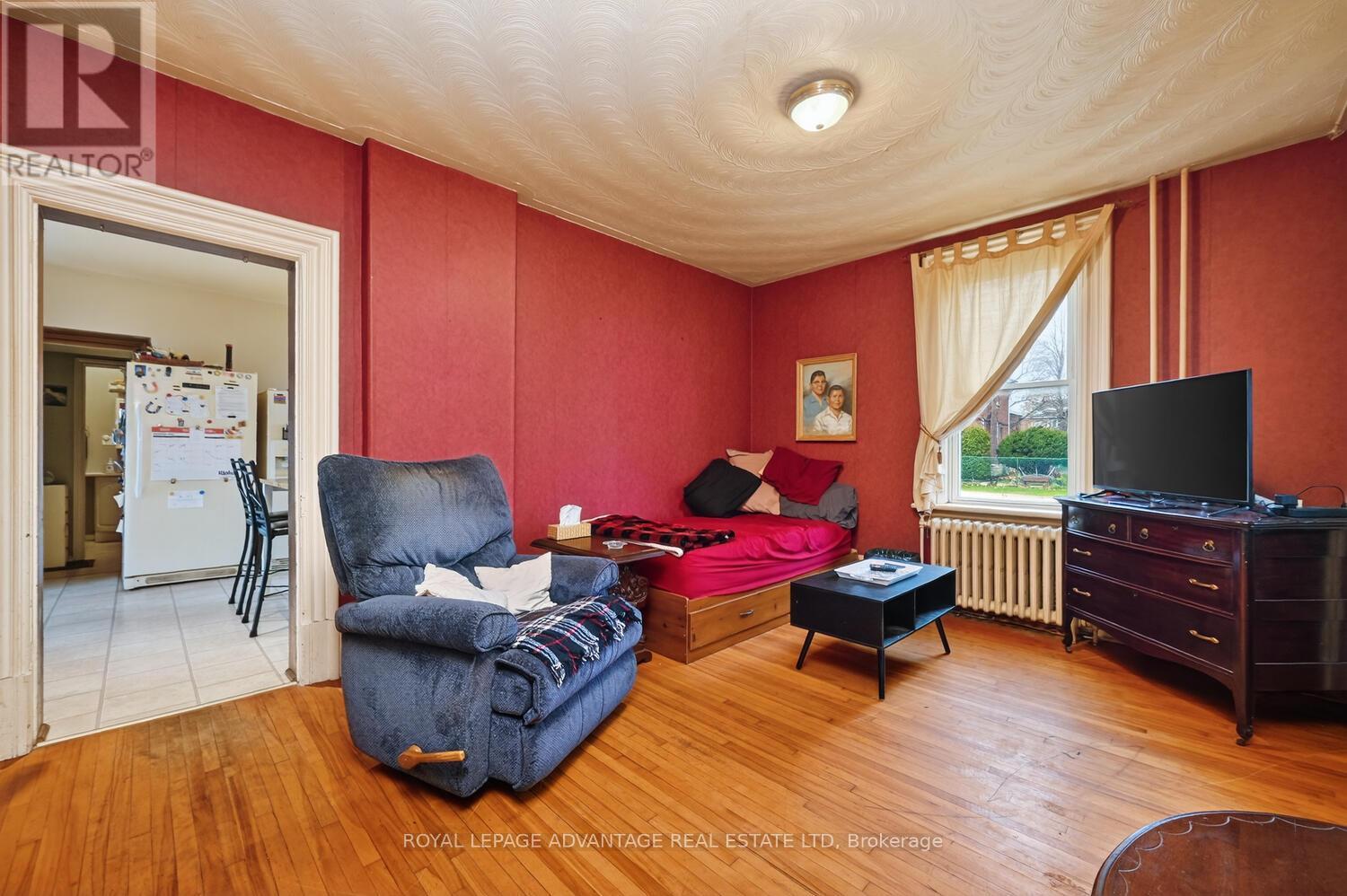 












16 MARY STREET N

,
Smiths Falls,




Ontario
K7A3R8

