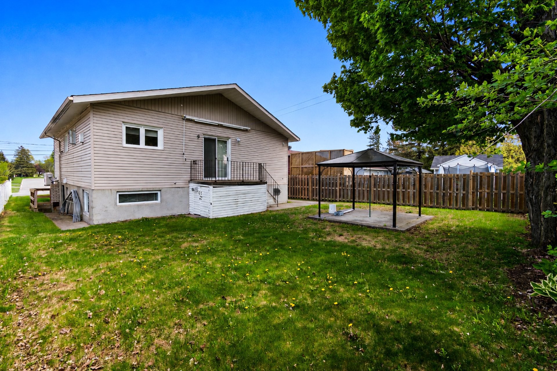 









328


Rue Fern

,
Lachute,




QC
J8H2A5

