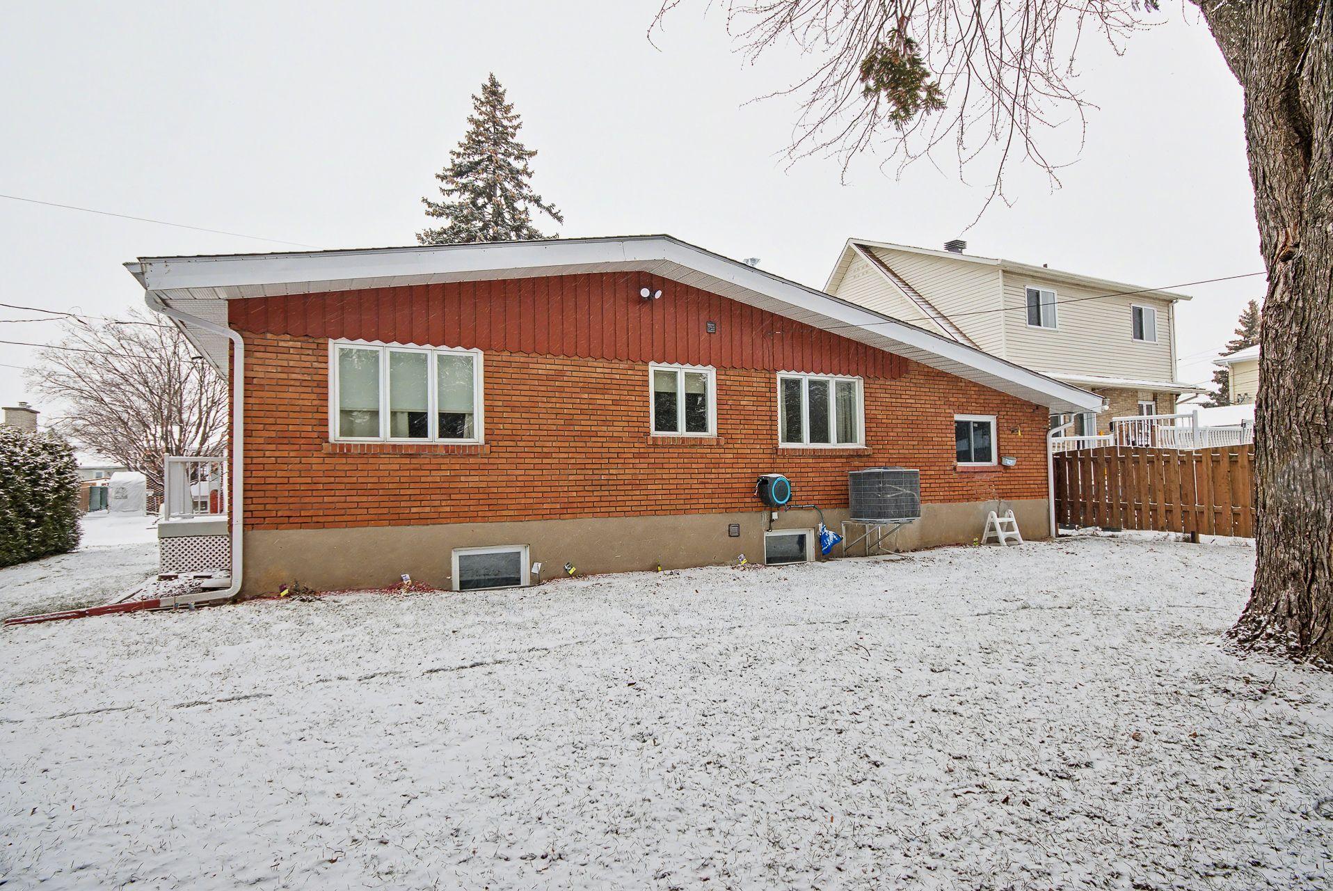 









3595


Rue Duvernay

,
Longueuil (Saint-Hubert),




QC
J3H4H1

