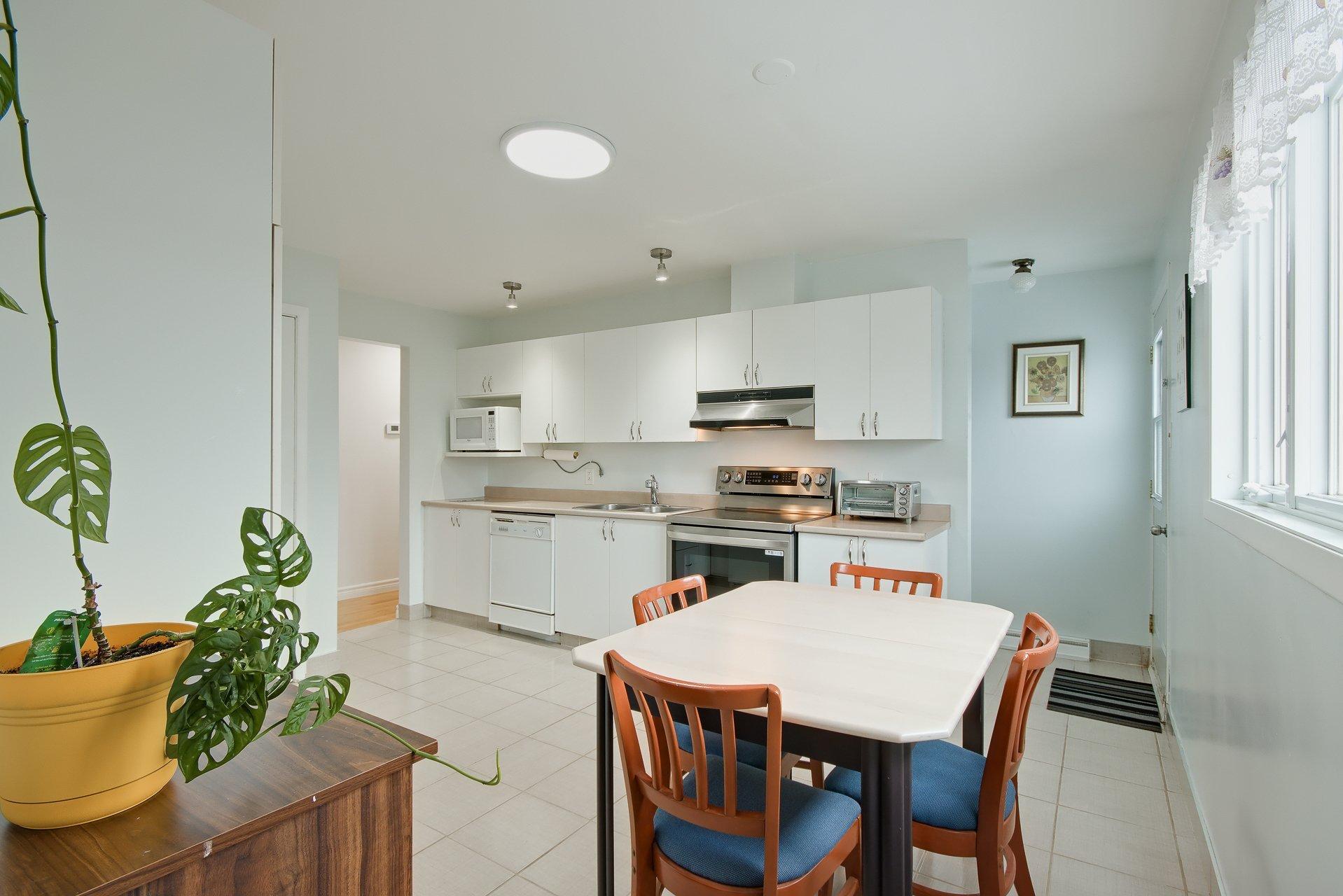 









3595


Rue Duvernay

,
Longueuil (Saint-Hubert),




QC
J3H4H1

