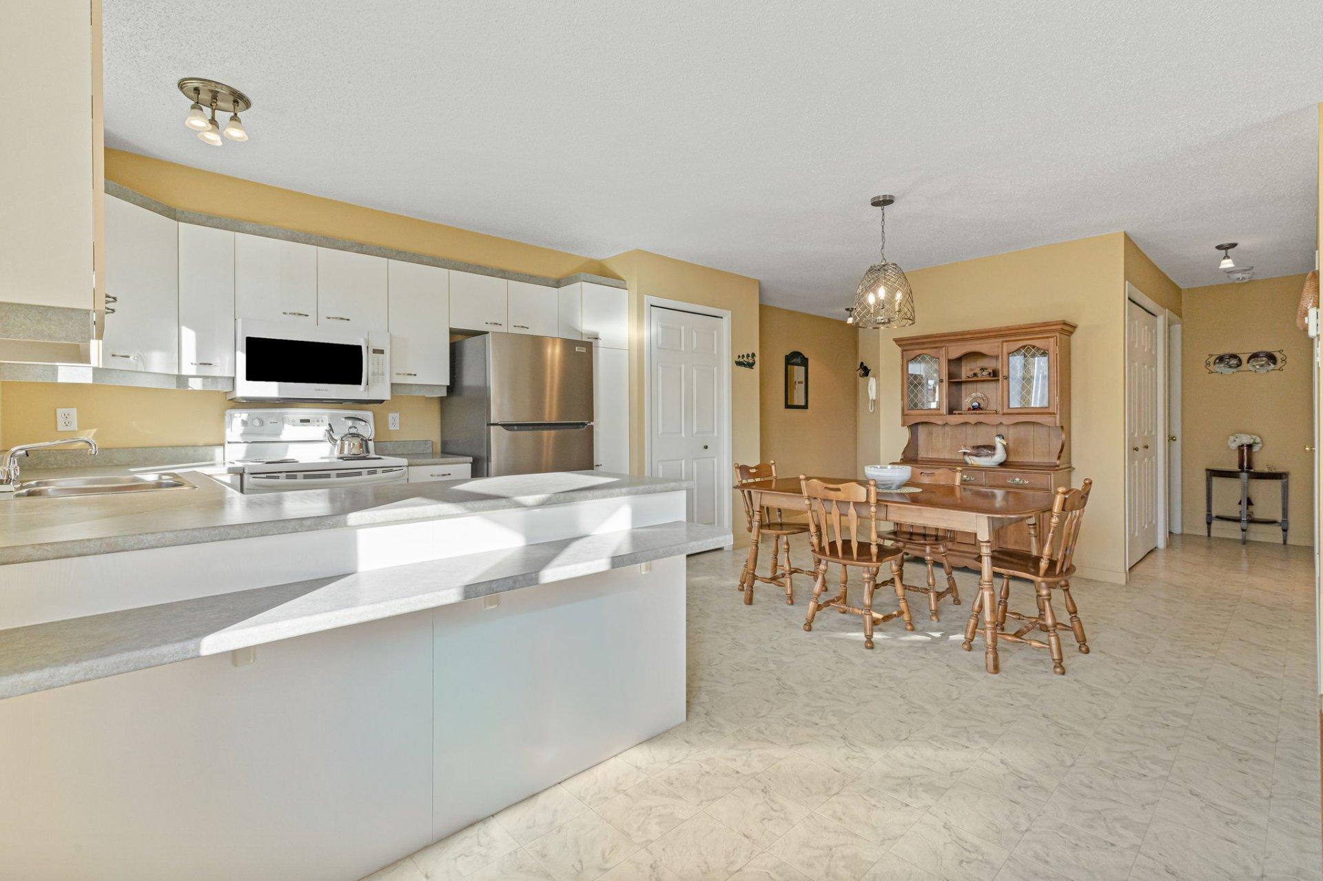 









2385


Rue Henriette-Céré

, 204,
Longueuil (Saint-Hubert),




QC
J3Y9C6

