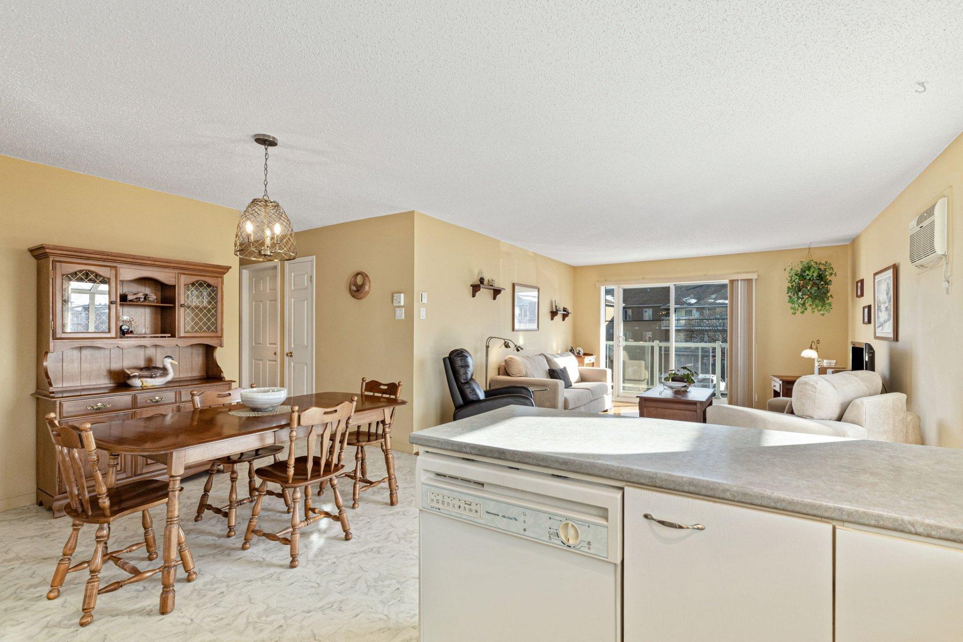 









2385


Rue Henriette-Céré

, 204,
Longueuil (Saint-Hubert),




QC
J3Y9C6

