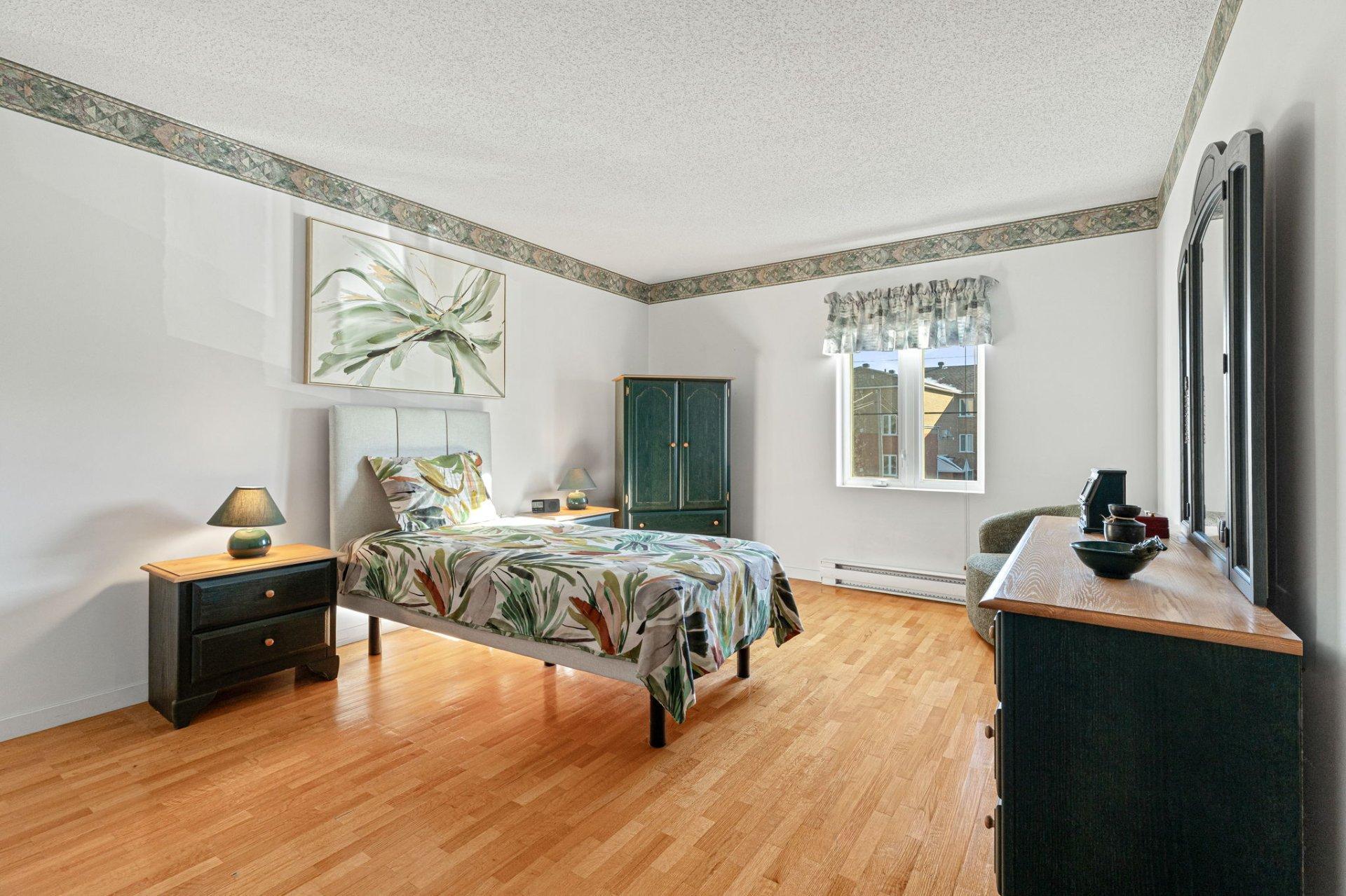 









2385


Rue Henriette-Céré

, 204,
Longueuil (Saint-Hubert),




QC
J3Y9C6

