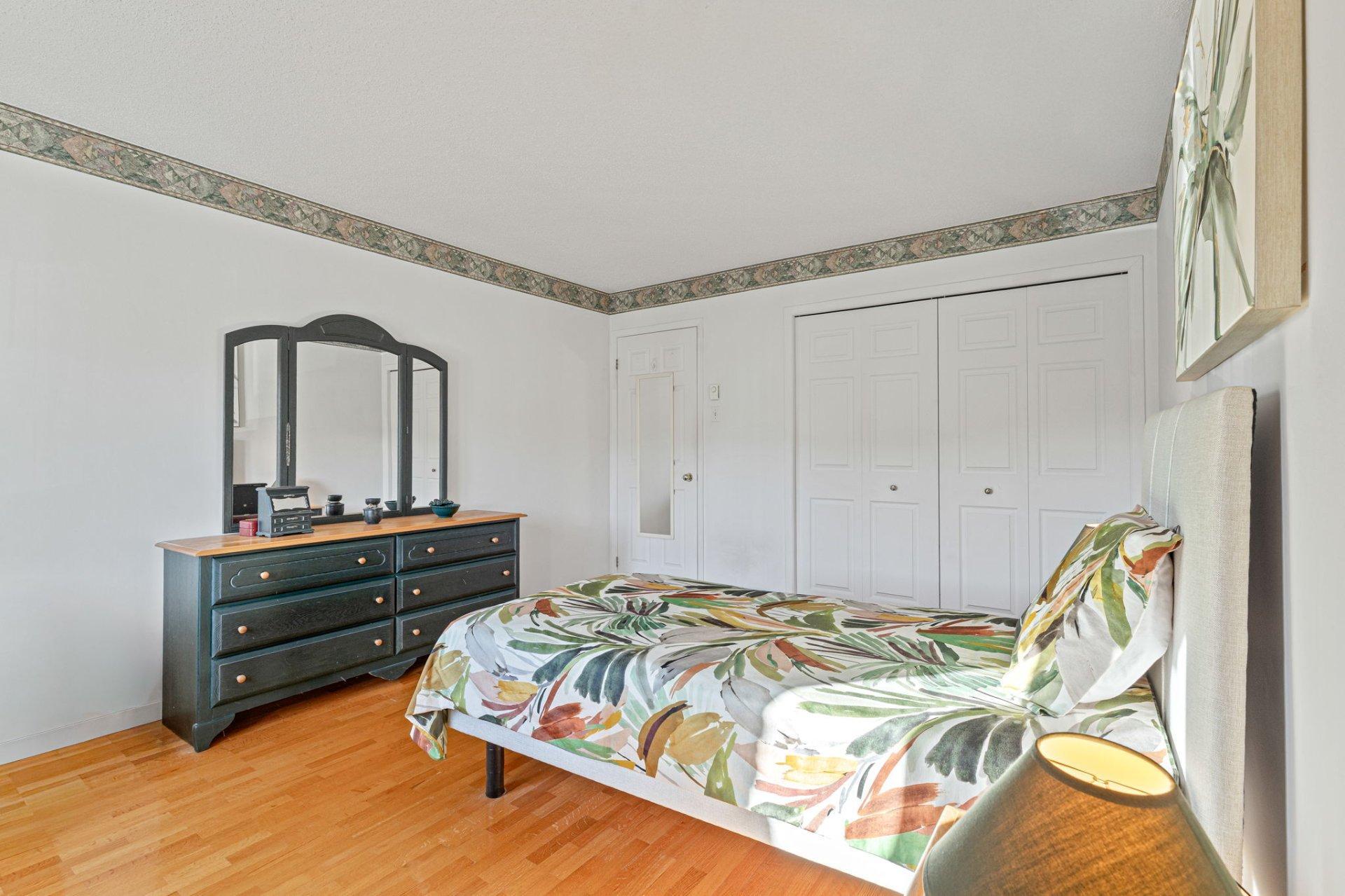 









2385


Rue Henriette-Céré

, 204,
Longueuil (Saint-Hubert),




QC
J3Y9C6

