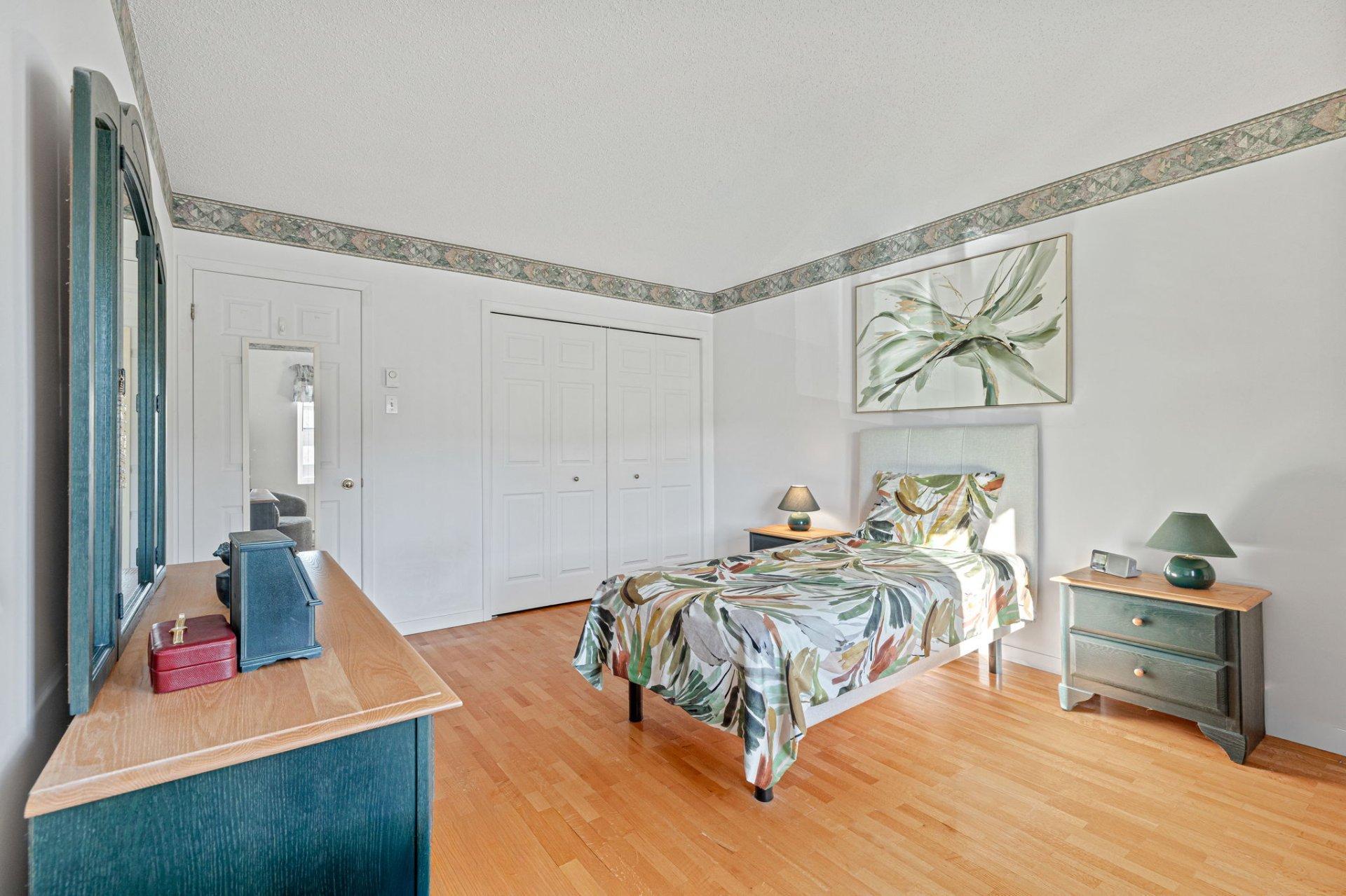 









2385


Rue Henriette-Céré

, 204,
Longueuil (Saint-Hubert),




QC
J3Y9C6

