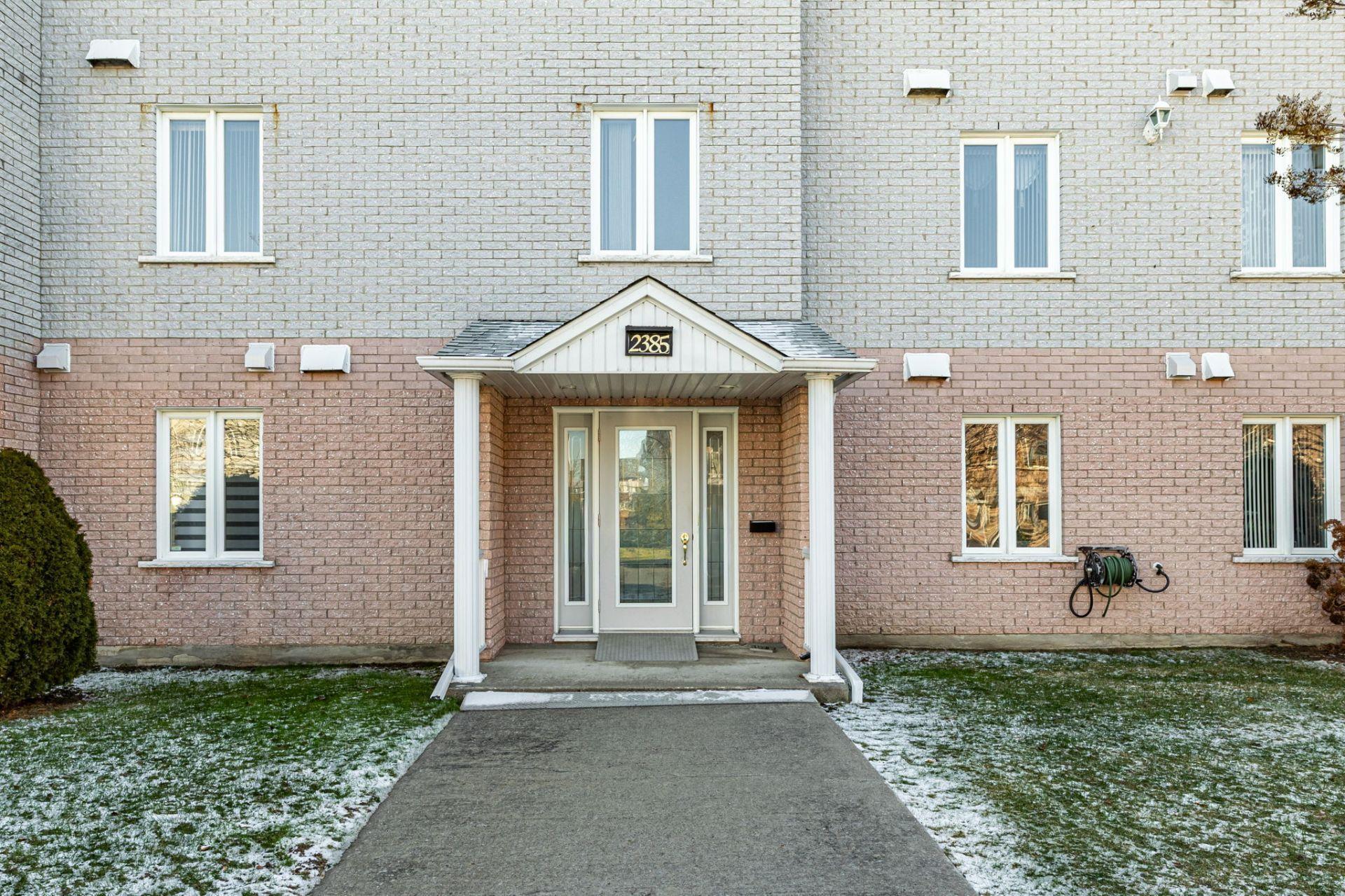 









2385


Rue Henriette-Céré

, 204,
Longueuil (Saint-Hubert),




QC
J3Y9C6

