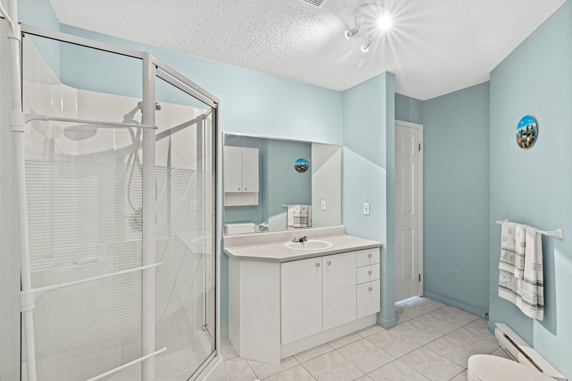 









2385


Rue Henriette-Céré

, 204,
Longueuil (Saint-Hubert),




QC
J3Y9C6

