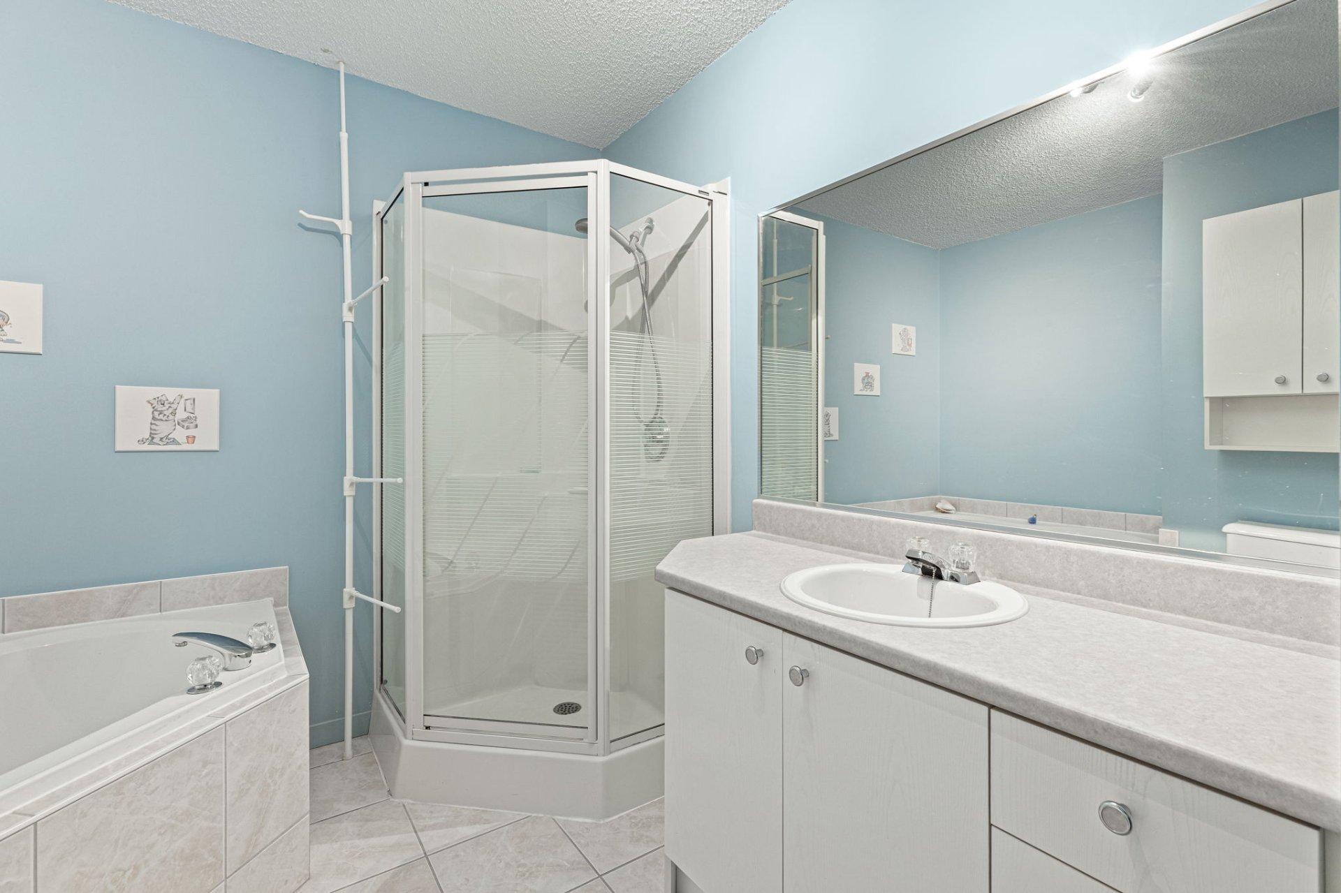 









2385


Rue Henriette-Céré

, 204,
Longueuil (Saint-Hubert),




QC
J3Y9C6

