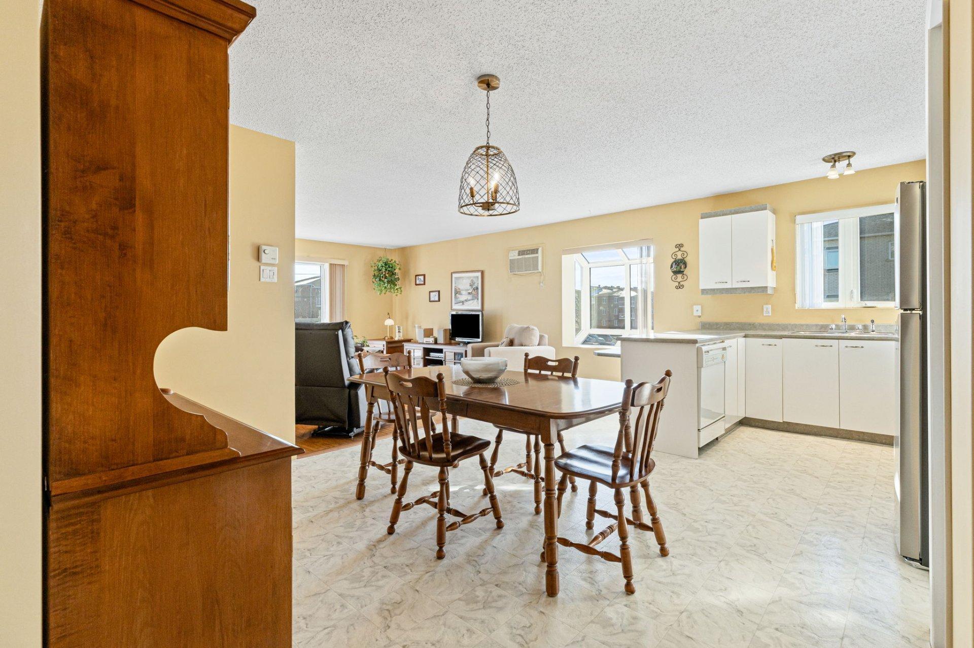 









2385


Rue Henriette-Céré

, 204,
Longueuil (Saint-Hubert),




QC
J3Y9C6

