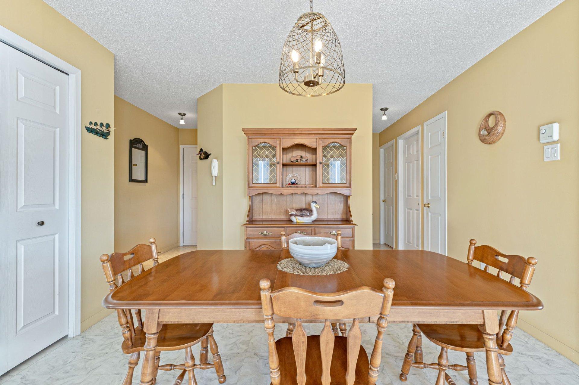 









2385


Rue Henriette-Céré

, 204,
Longueuil (Saint-Hubert),




QC
J3Y9C6

