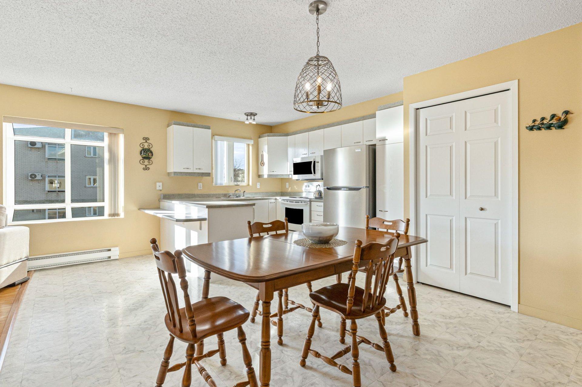 









2385


Rue Henriette-Céré

, 204,
Longueuil (Saint-Hubert),




QC
J3Y9C6

