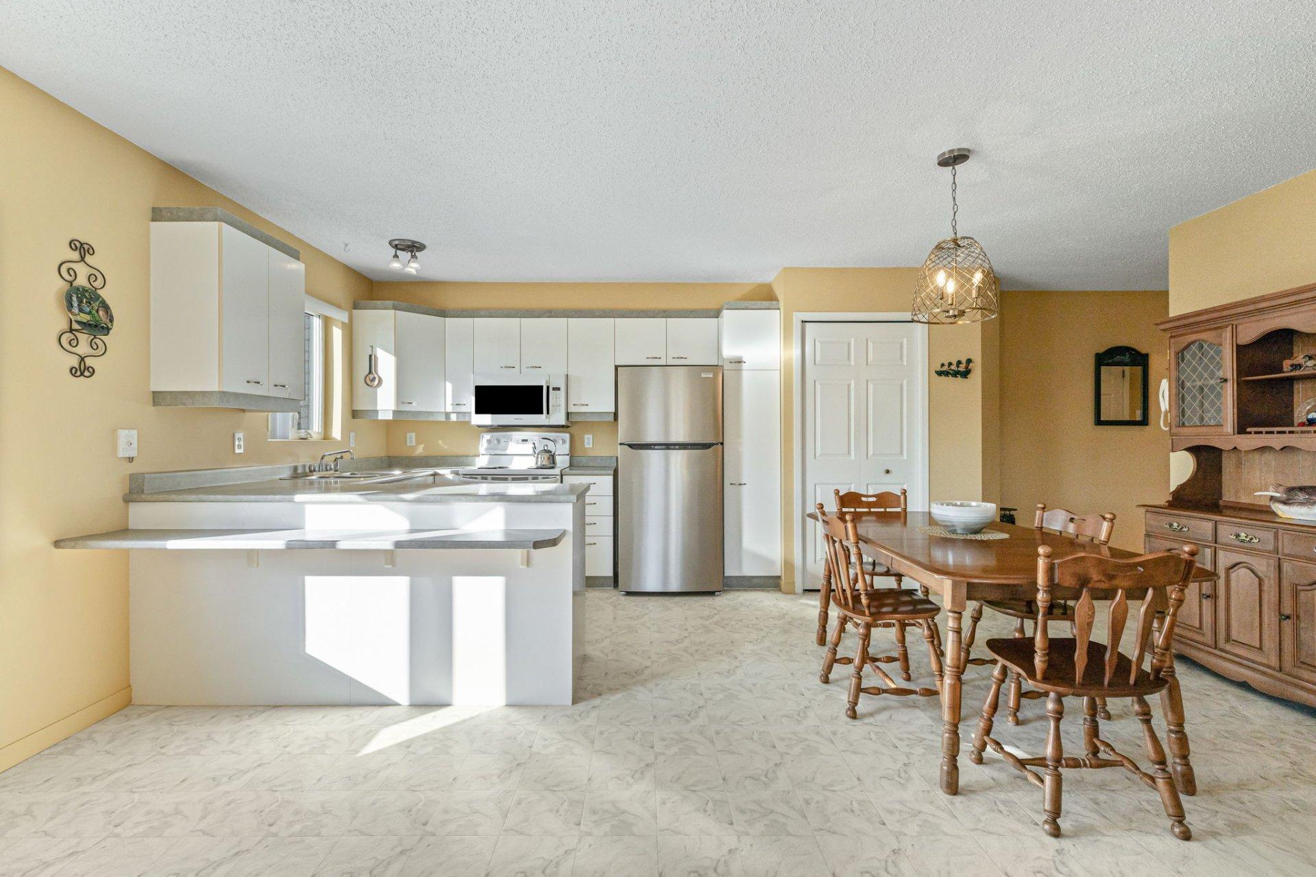 









2385


Rue Henriette-Céré

, 204,
Longueuil (Saint-Hubert),




QC
J3Y9C6

