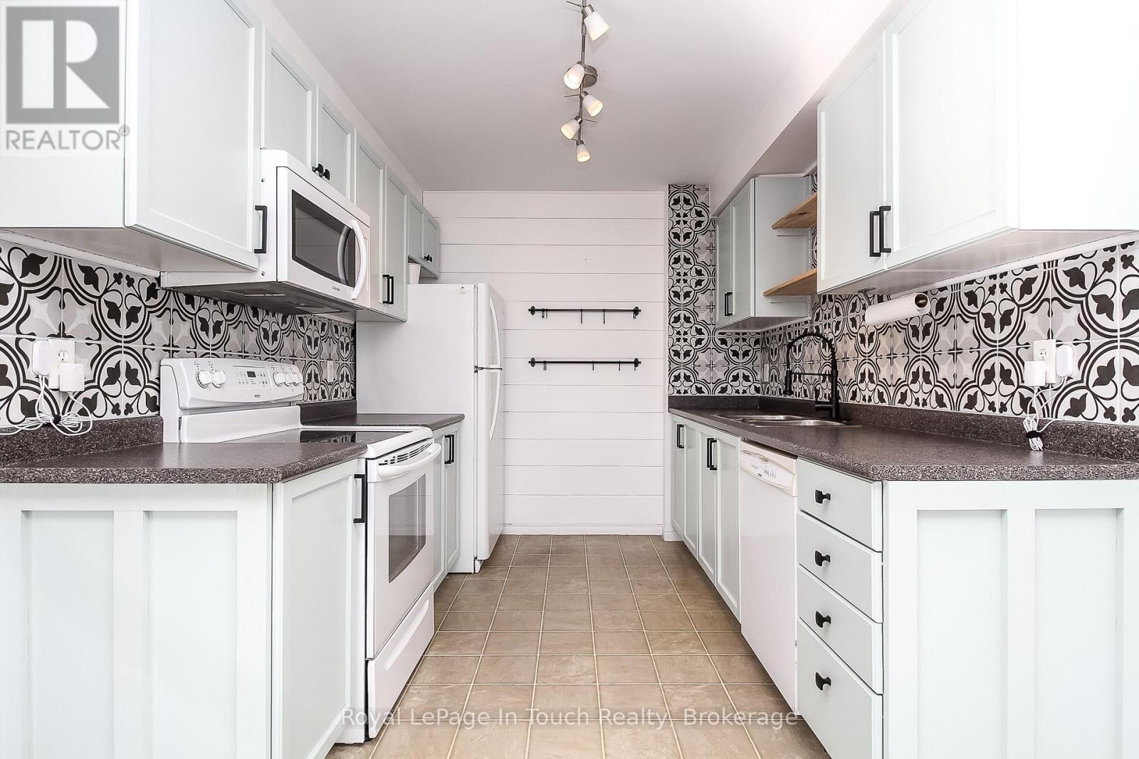 












126 SOUTHWINDS CRESCENT

,
Midland,




Ontario
L4R0A3

