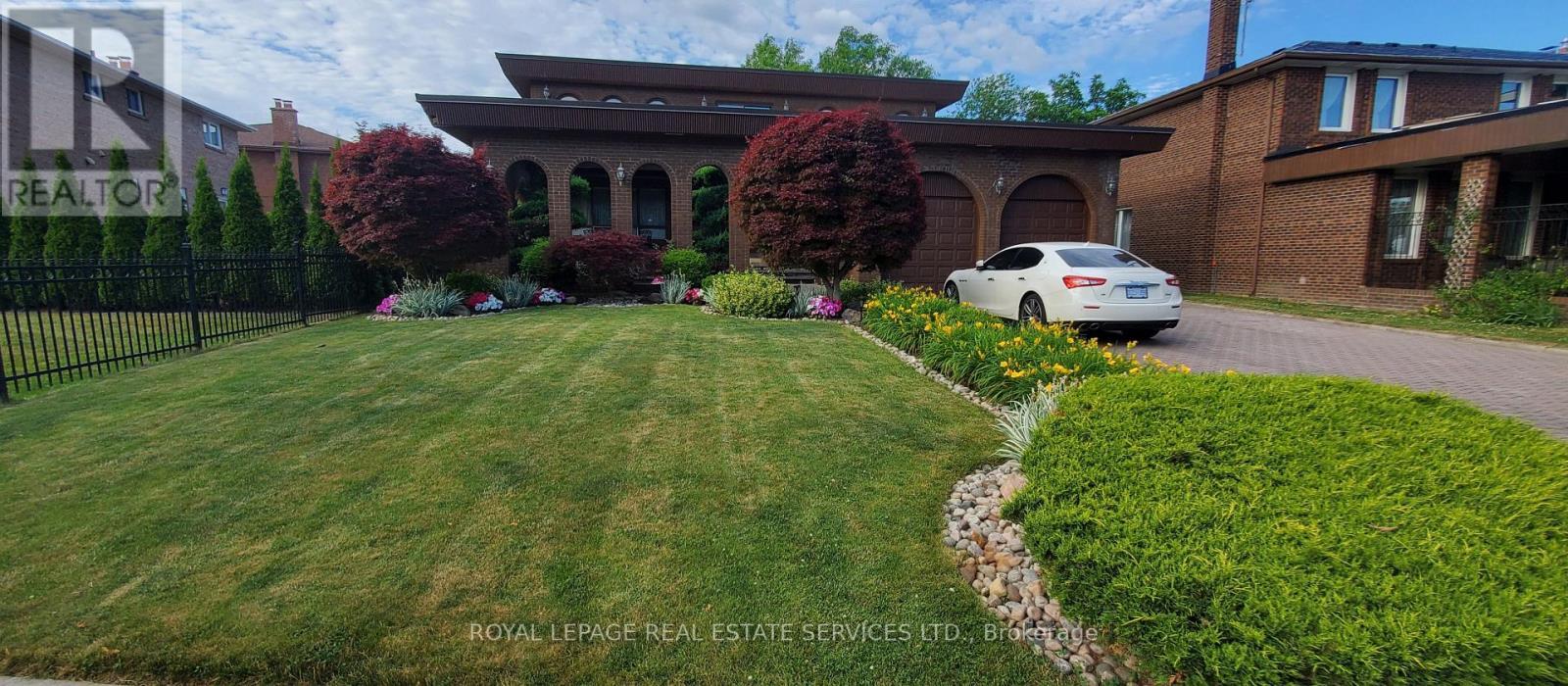 












44 WIGWOSS DRIVE

,
Vaughan,




Ontario
L4L2P8

