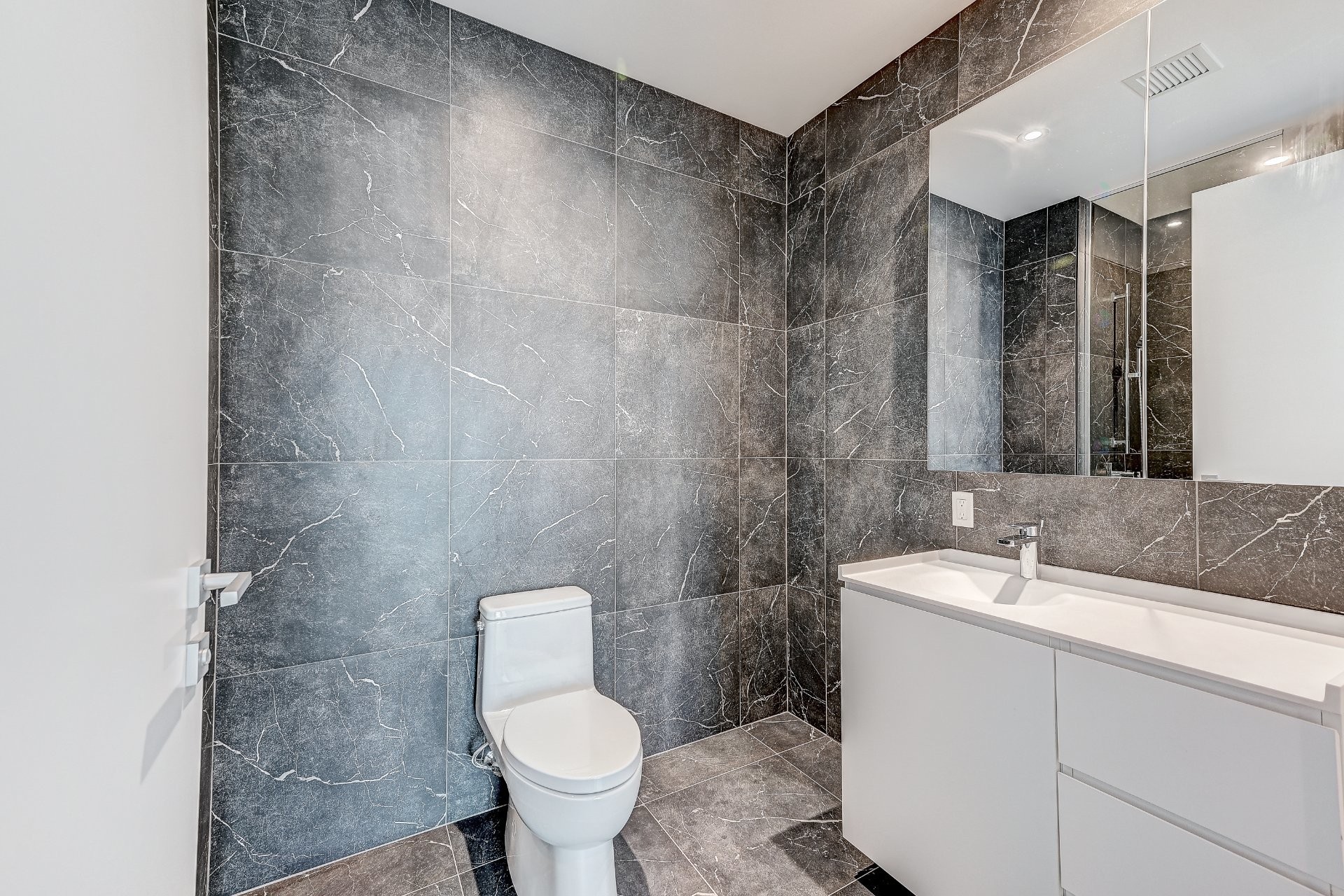 









1000


Rue André-Prévost

, 2706,
Montréal (Verdun/Île-des-Soeurs),




QC
H3E0G2

