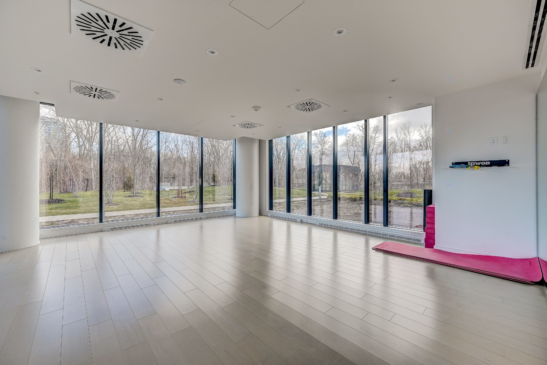 









1000


Rue André-Prévost

, 2706,
Montréal (Verdun/Île-des-Soeurs),




QC
H3E0G2

