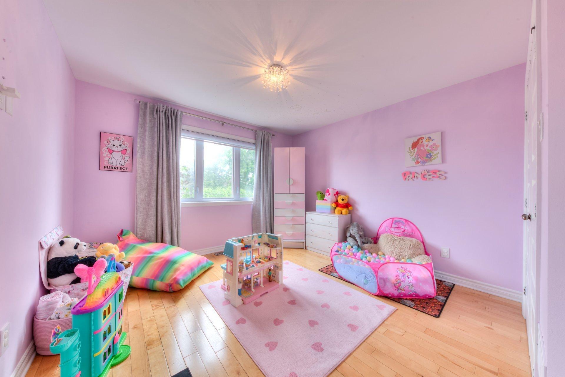 









699


Rue Pierre

,
Laval (Sainte-Dorothée),




QC
H7X3P4

