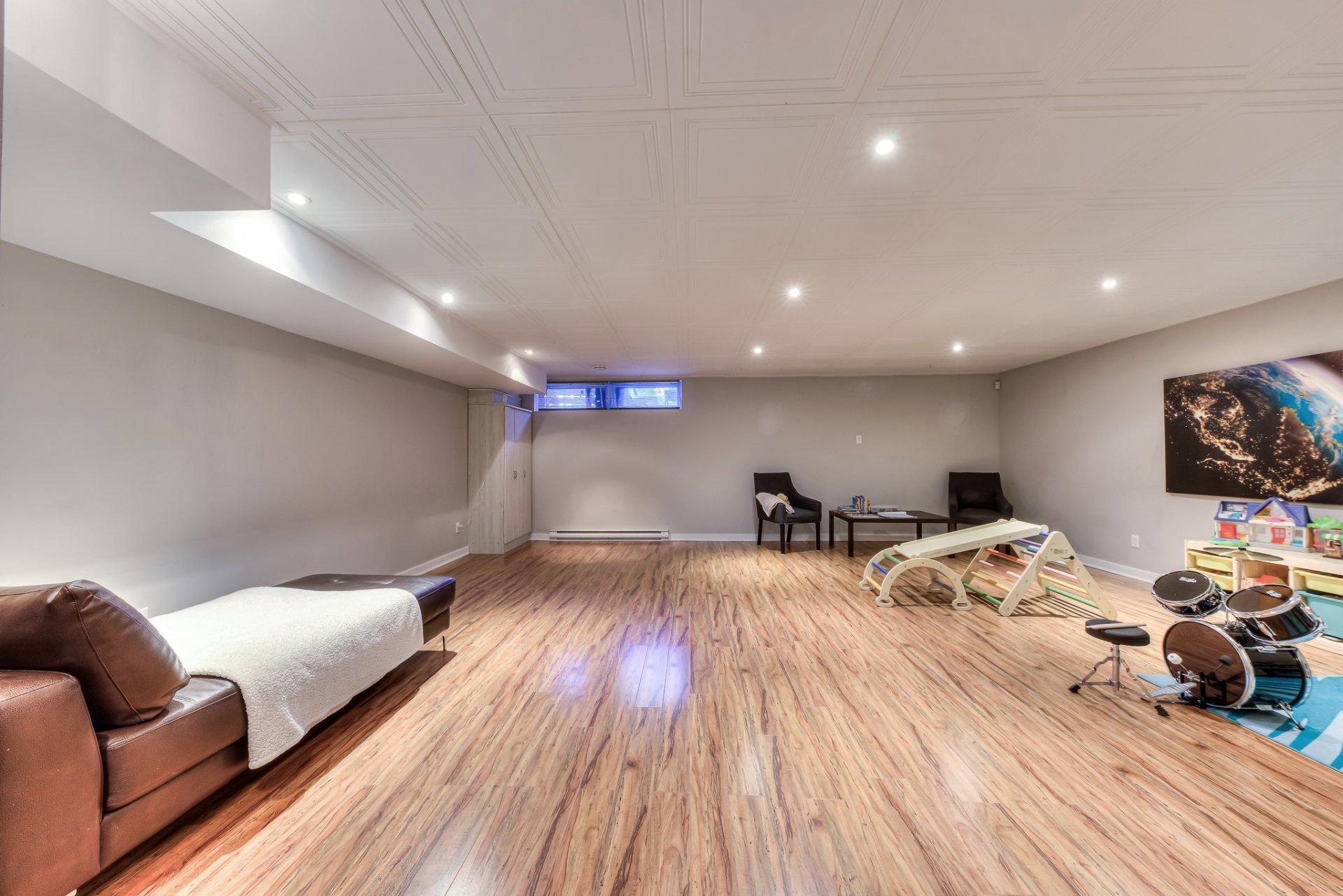 









699


Rue Pierre

,
Laval (Sainte-Dorothée),




QC
H7X3P4

