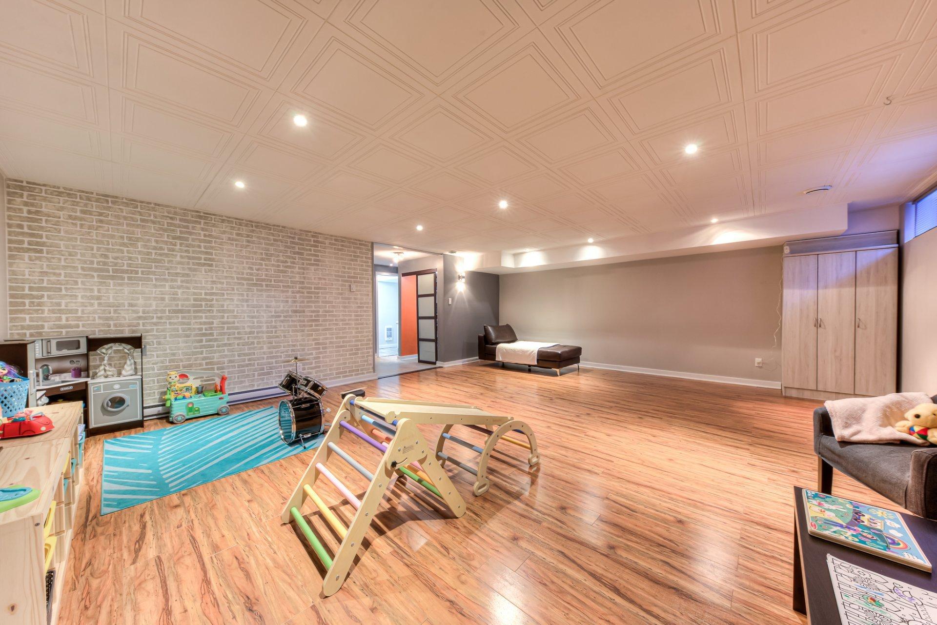 









699


Rue Pierre

,
Laval (Sainte-Dorothée),




QC
H7X3P4

