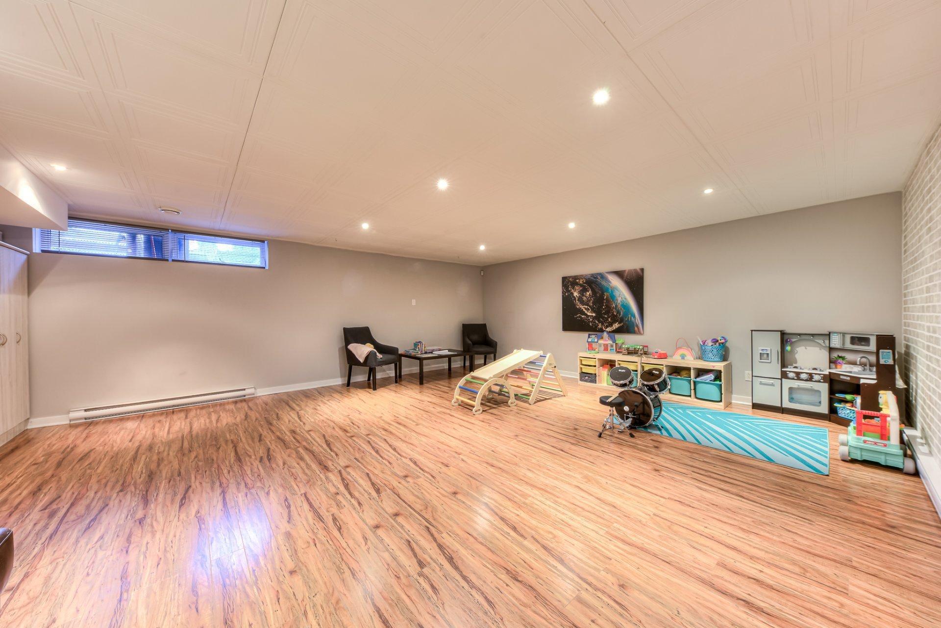 









699


Rue Pierre

,
Laval (Sainte-Dorothée),




QC
H7X3P4

