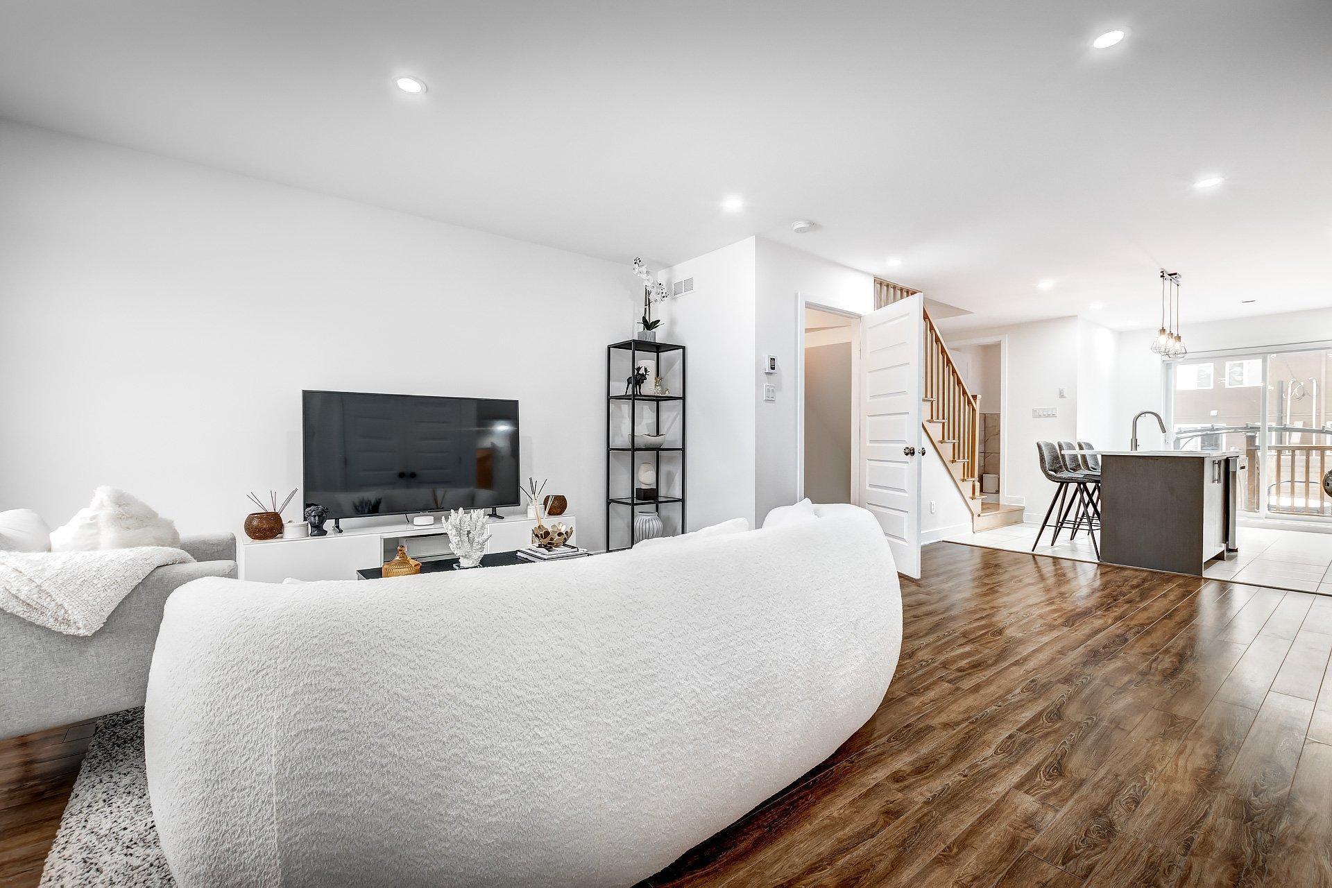 









345


Av. André-Chartrand

,
Vaudreuil-Dorion,




QC
J7V0M1

