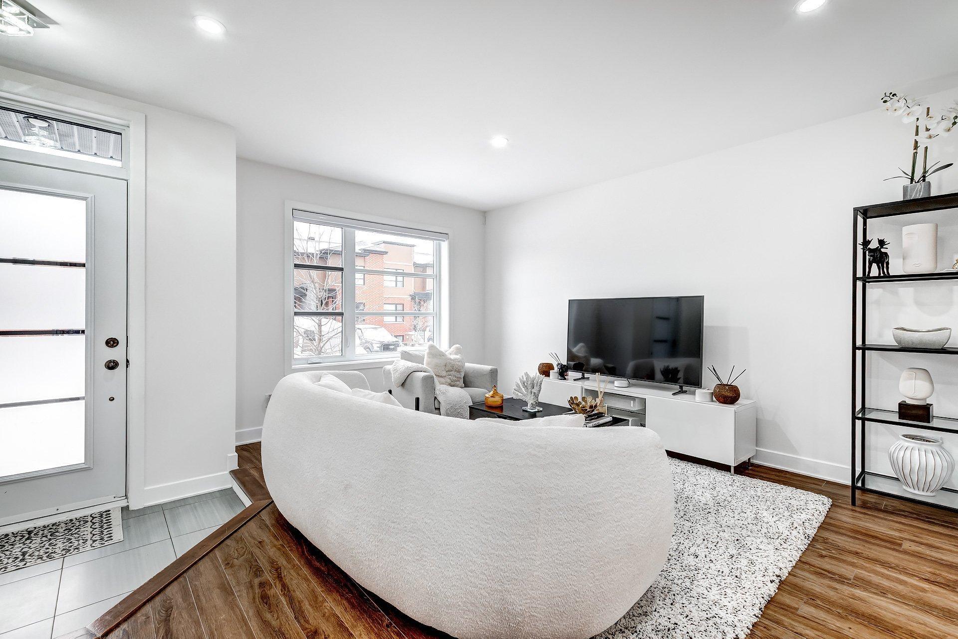 









345


Av. André-Chartrand

,
Vaudreuil-Dorion,




QC
J7V0M1

