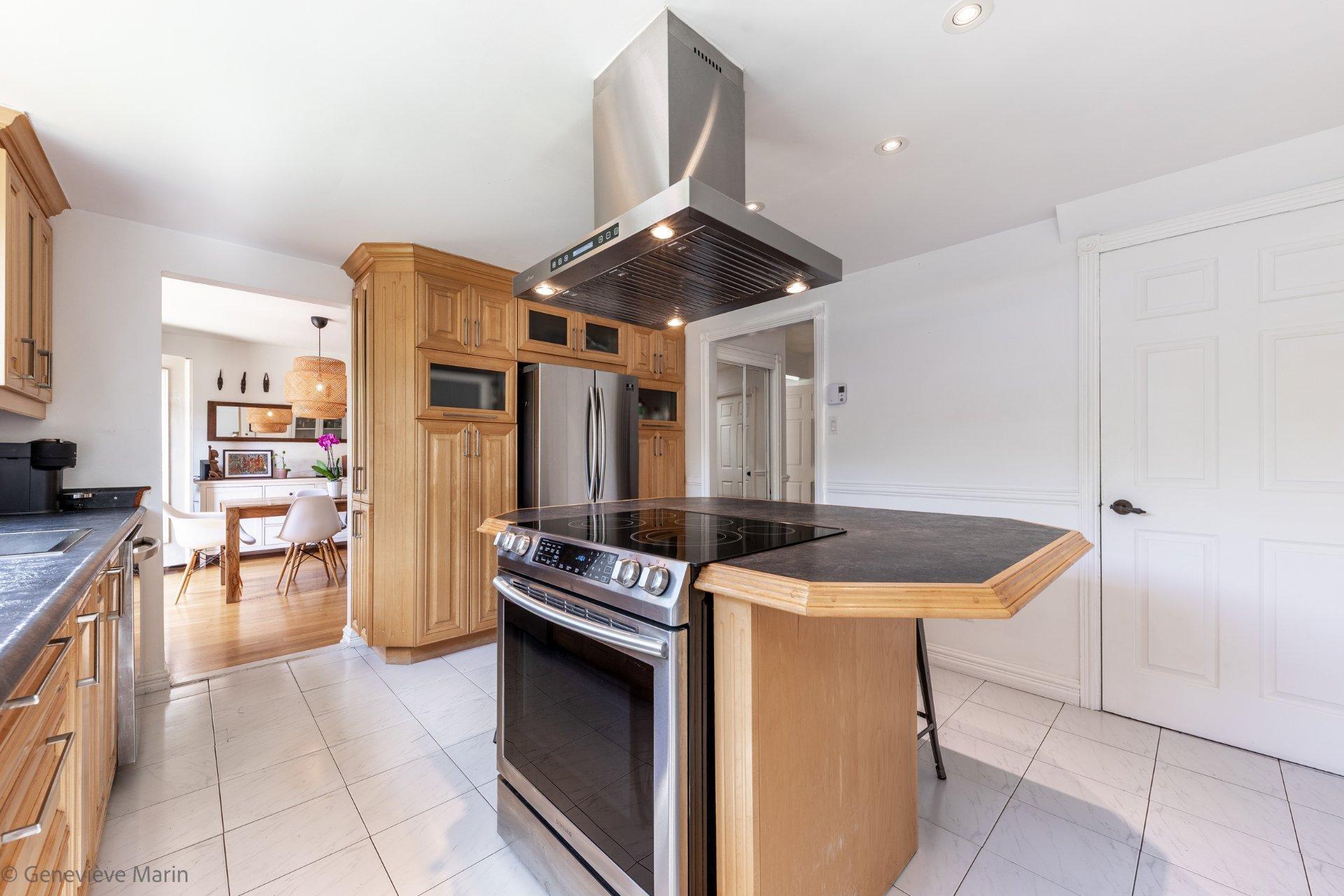 









281


Rue Beaumont E.

,
Saint-Bruno-de-Montarville,




QC
J3V2P8

