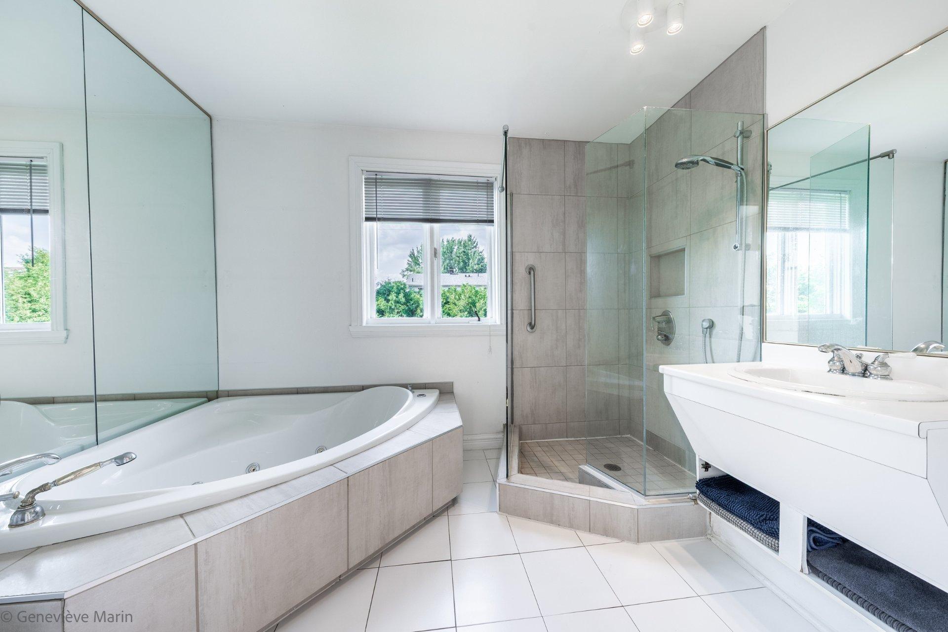 









281


Rue Beaumont E.

,
Saint-Bruno-de-Montarville,




QC
J3V2P8

