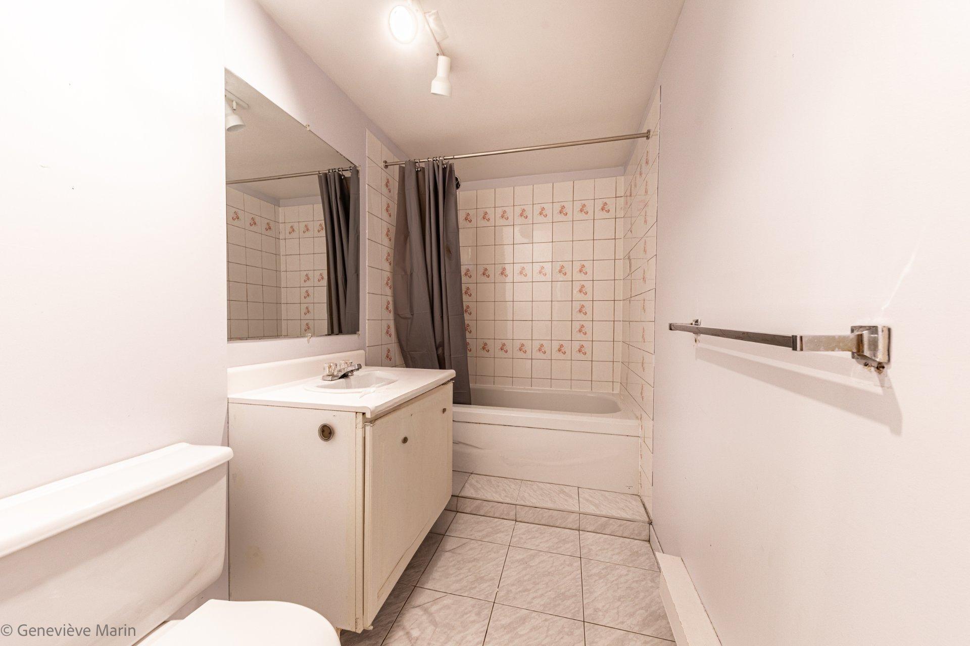 









281


Rue Beaumont E.

,
Saint-Bruno-de-Montarville,




QC
J3V2P8

