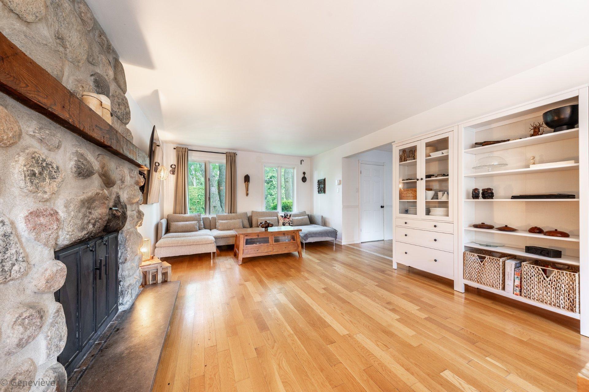 









281


Rue Beaumont E.

,
Saint-Bruno-de-Montarville,




QC
J3V2P8

